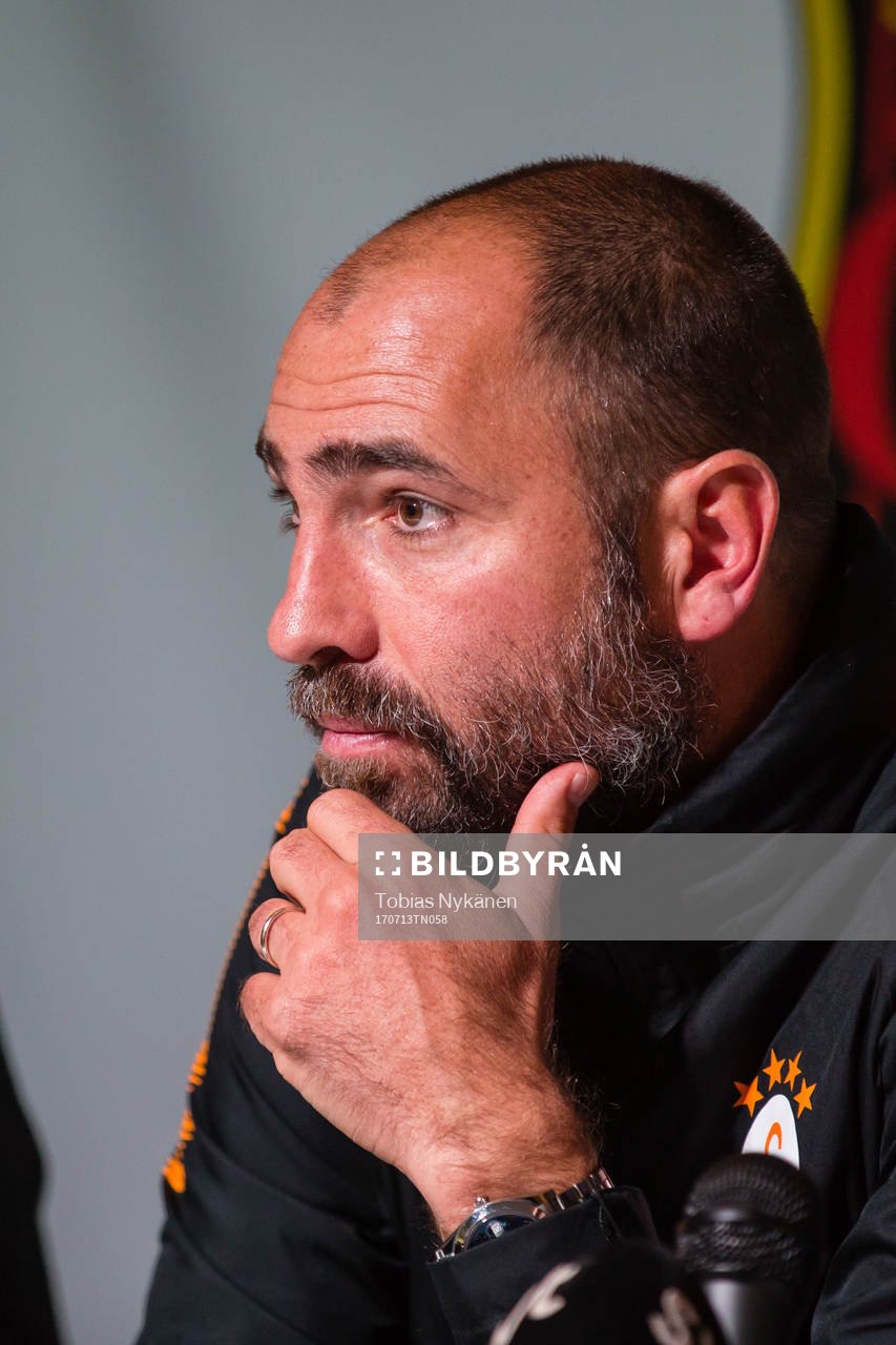 galatasarays tränare Igor Tudor på presskonferens
