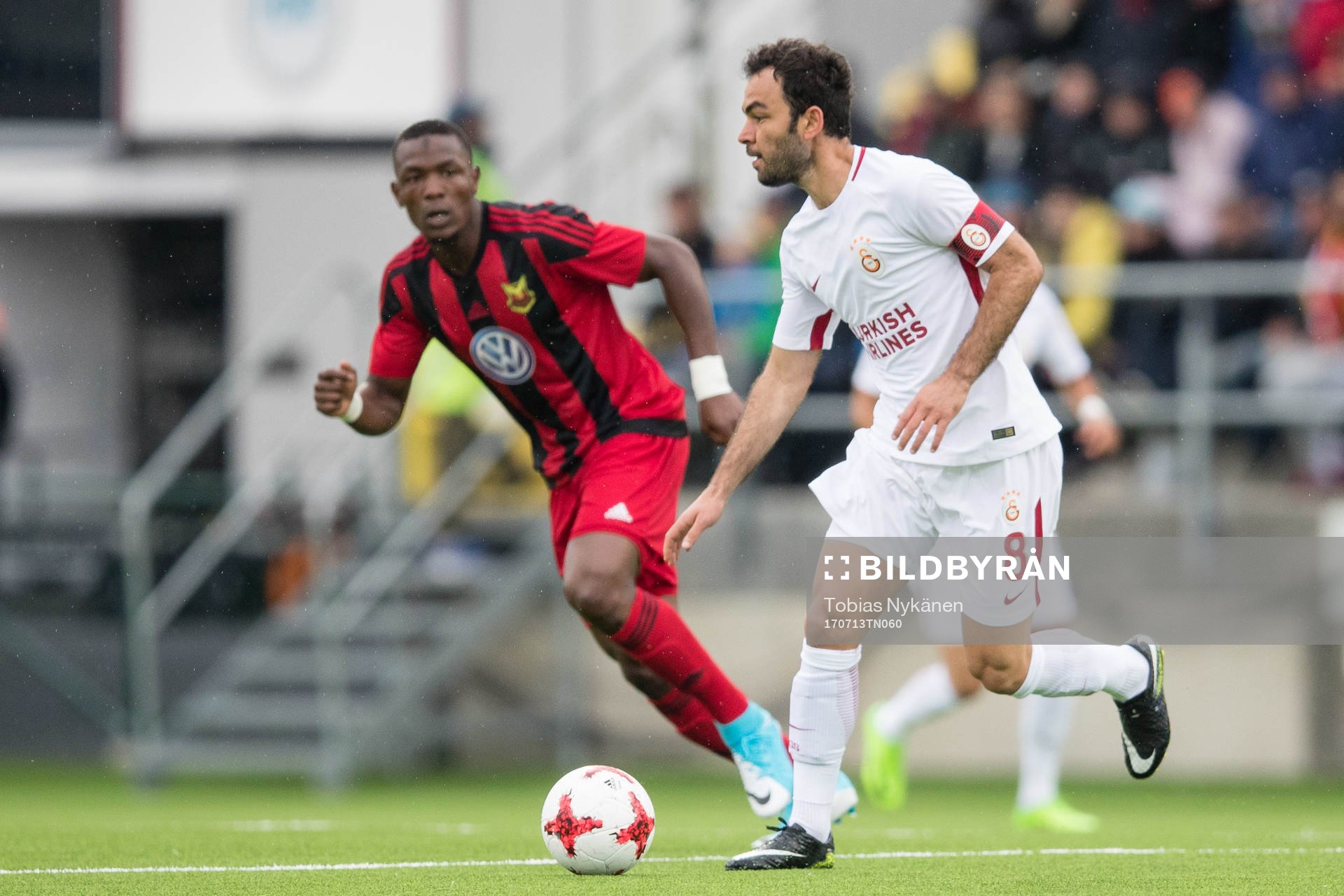 galatasarays Selcuk Inan mot Alhaji Gero under fotbollsmatchen i kvalet till Europa League mellan Östersund och Galatasaray den 13 juli 2017 i Östersund.
