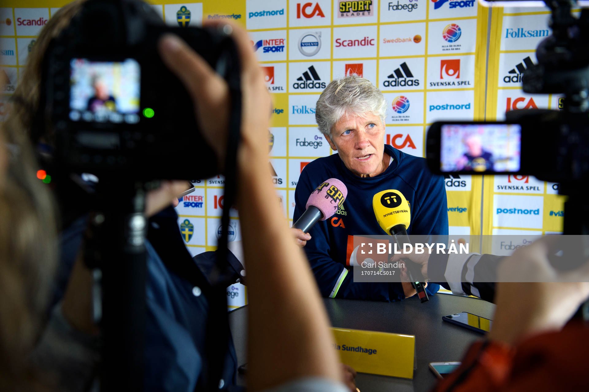 Förbundskapten Pia Sundhage blir intervjuad