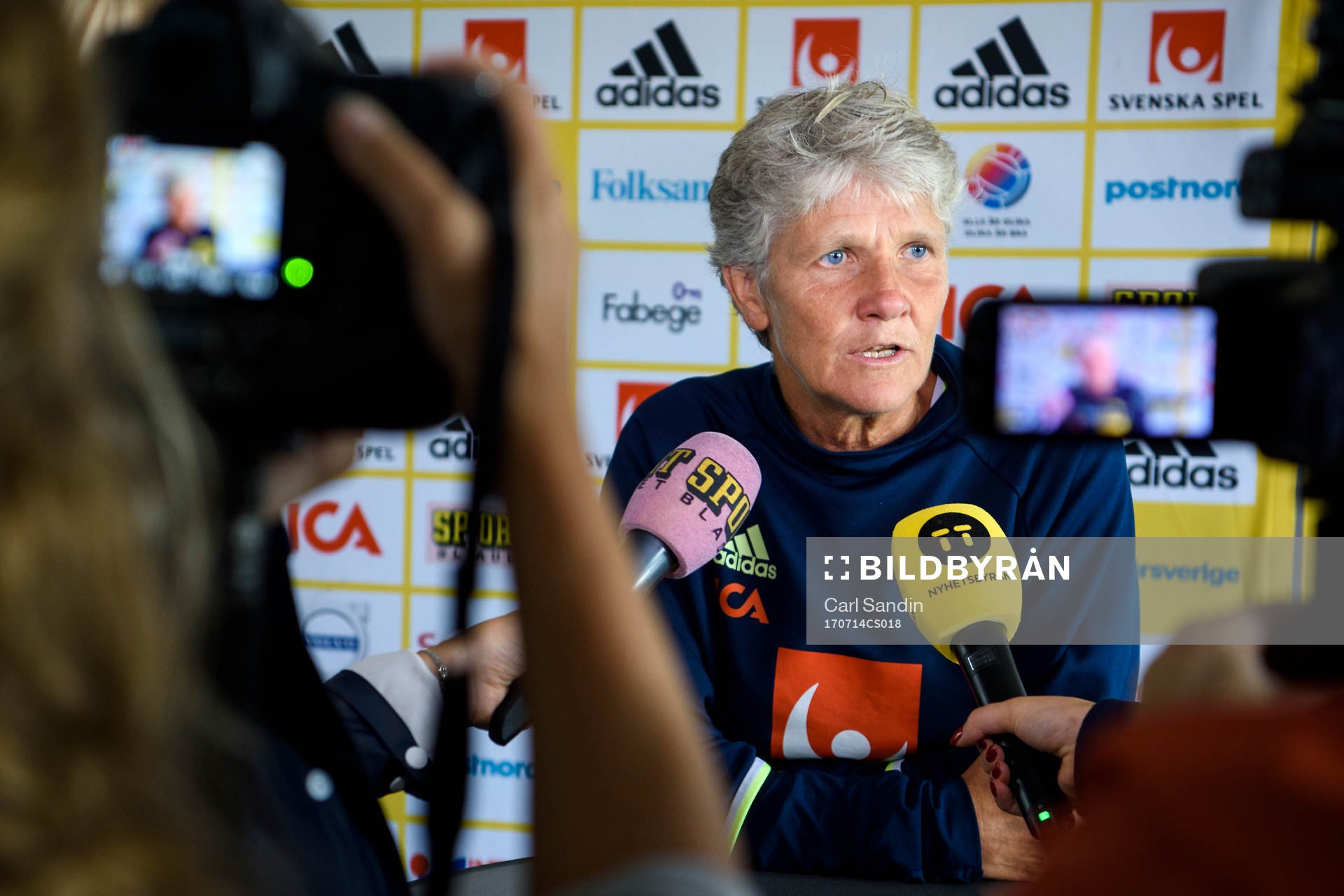 Förbundskapten Pia Sundhage blir intervjuad