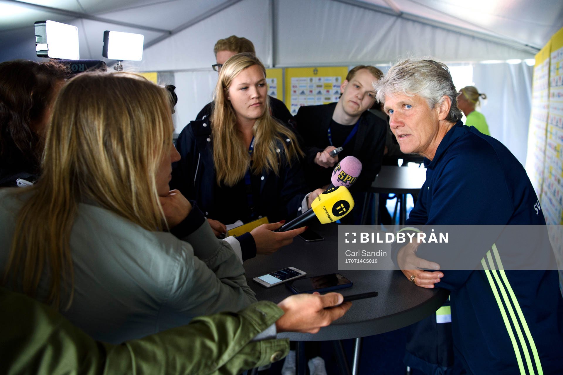Förbundskapten Pia Sundhage blir intervjuad