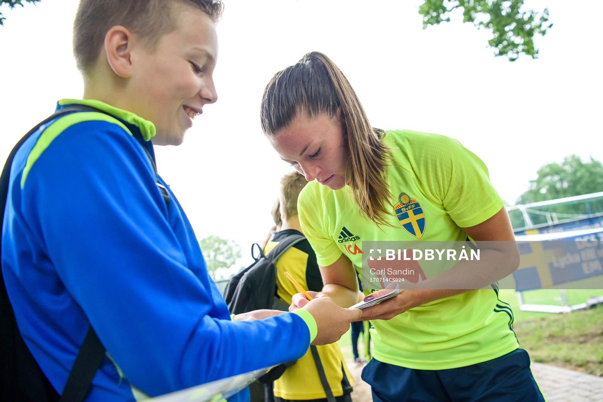Pauline Hammarlund skriver autografer