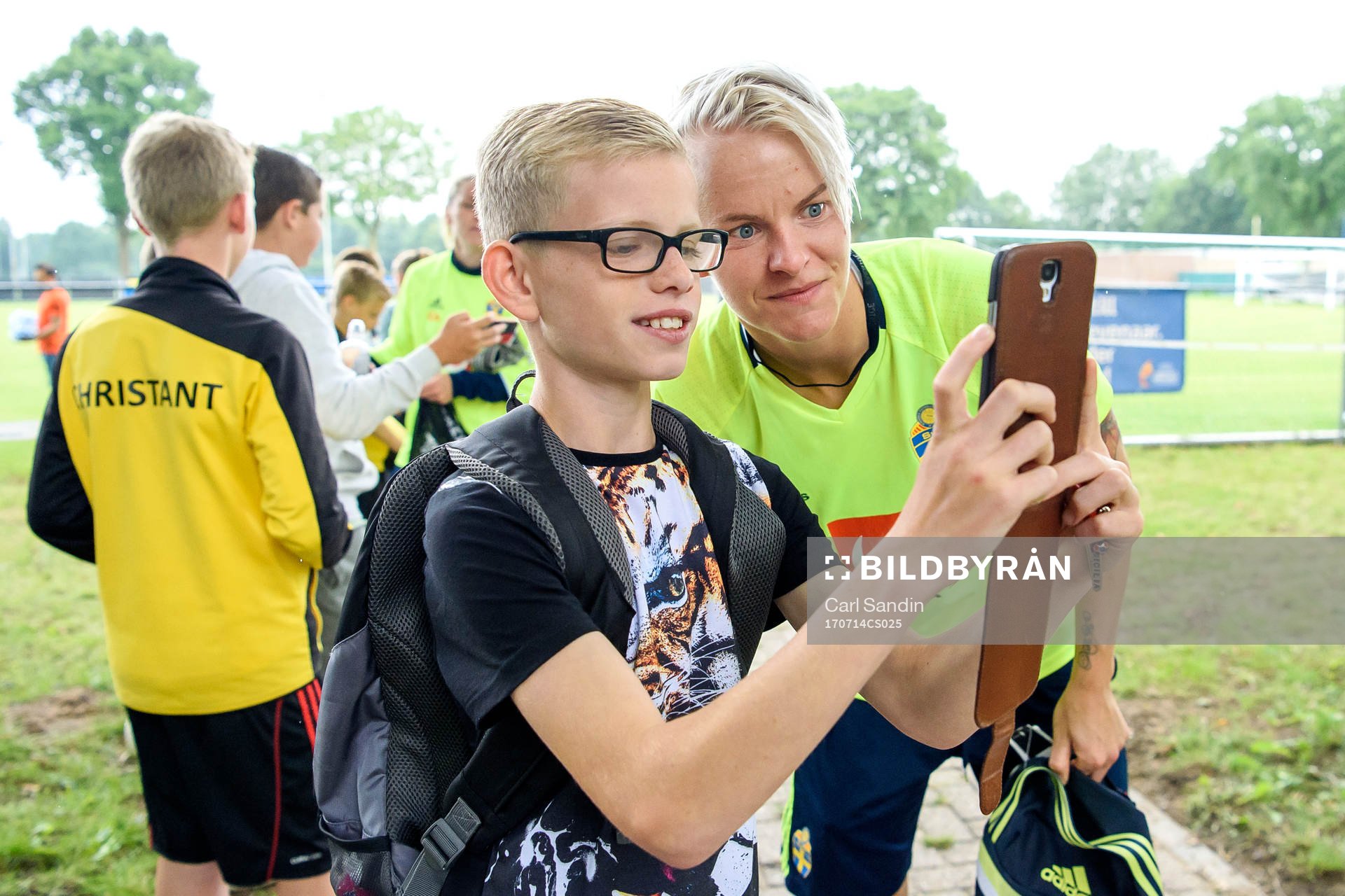 Nilla Fischer tar en selfie med en supporter