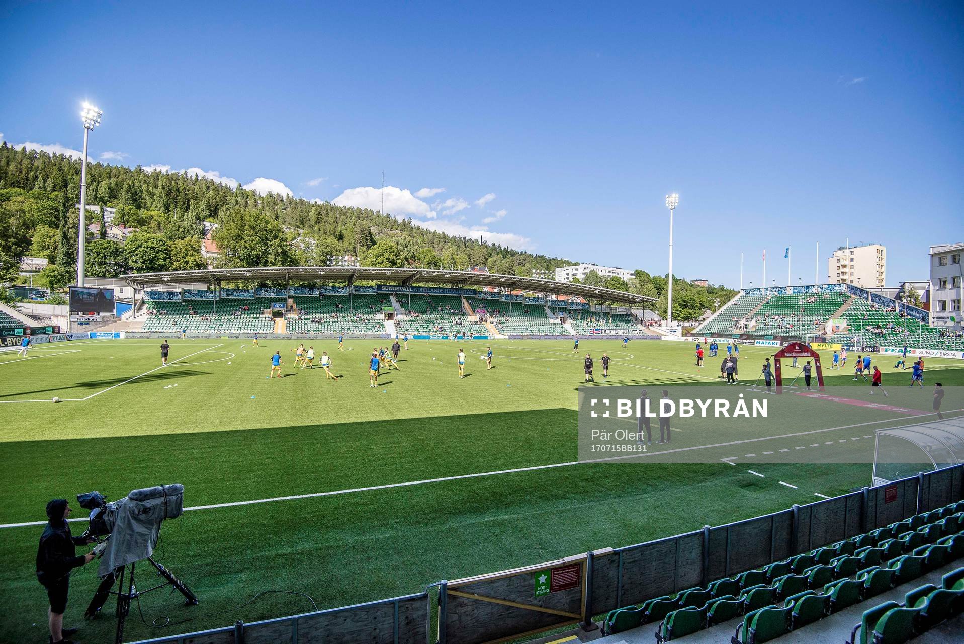 Sundsvalls och Halmstads spelare värmer upp