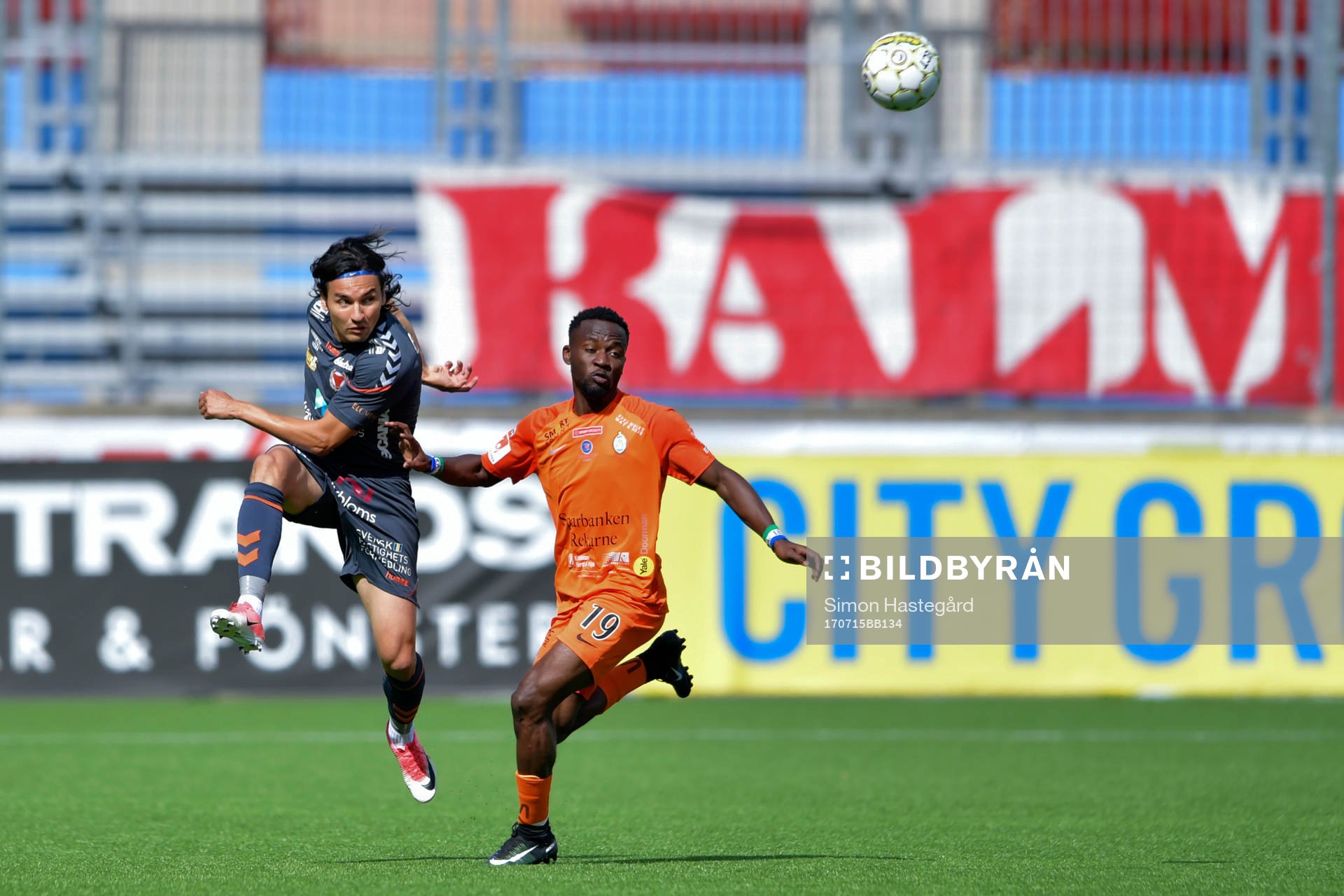 Kalmars Emin Nouri och AFC Eskilstunas Buya Turay i kamp om