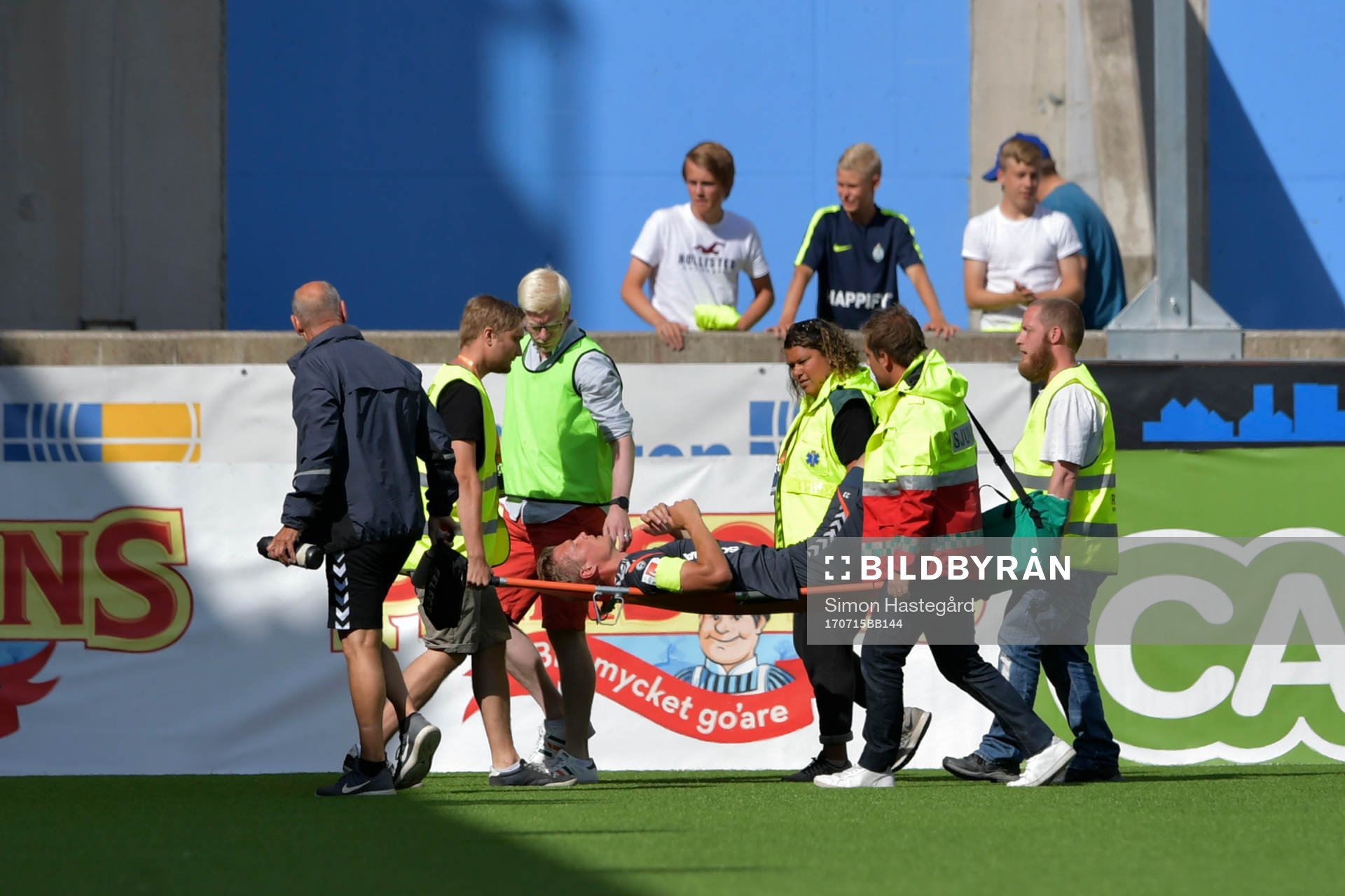 Kalmars Viktor Elm lämnar planen på bår