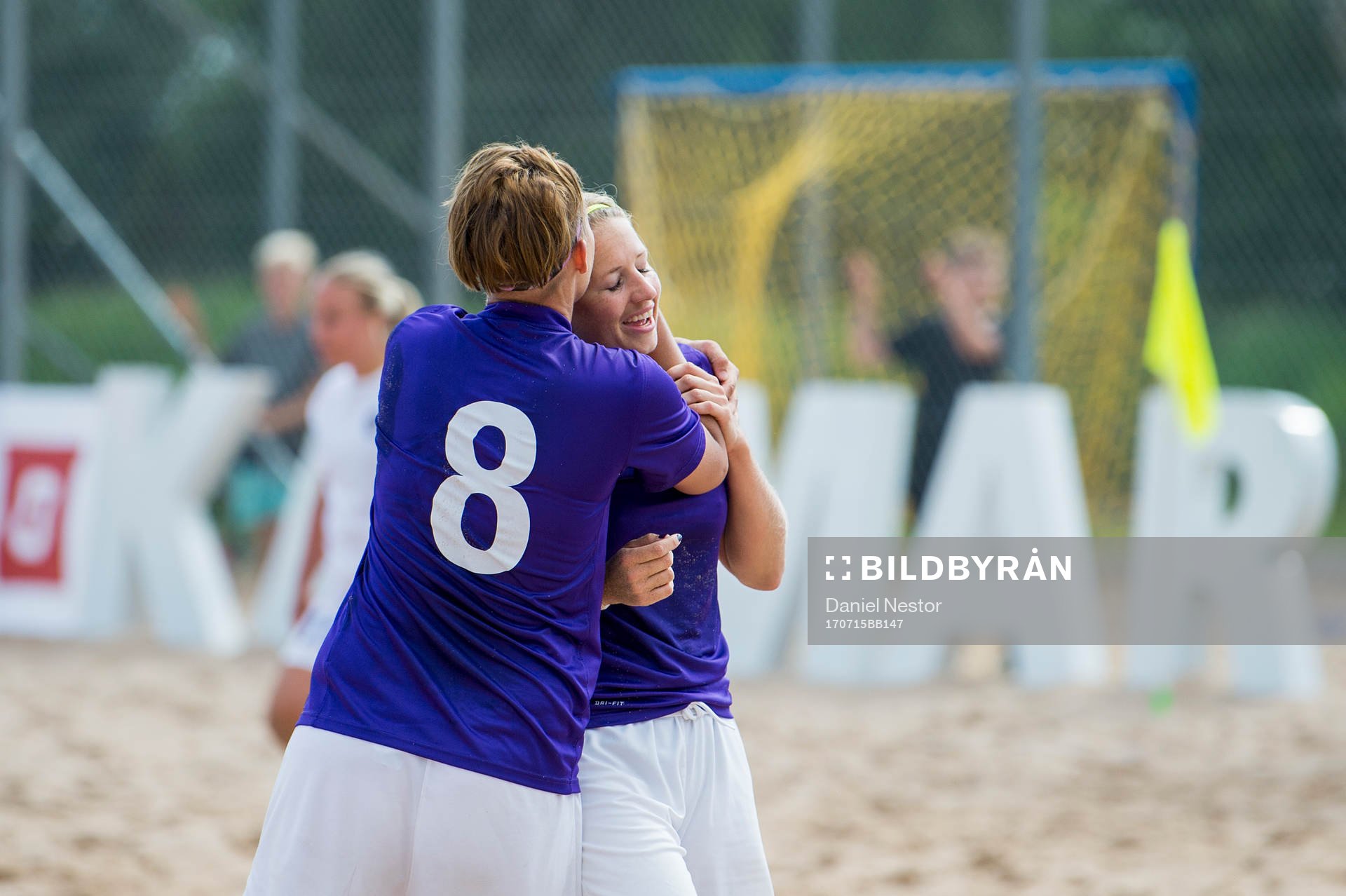 Beach FFs Beatrice Brolin jublar med Natahalie Dahlqvist