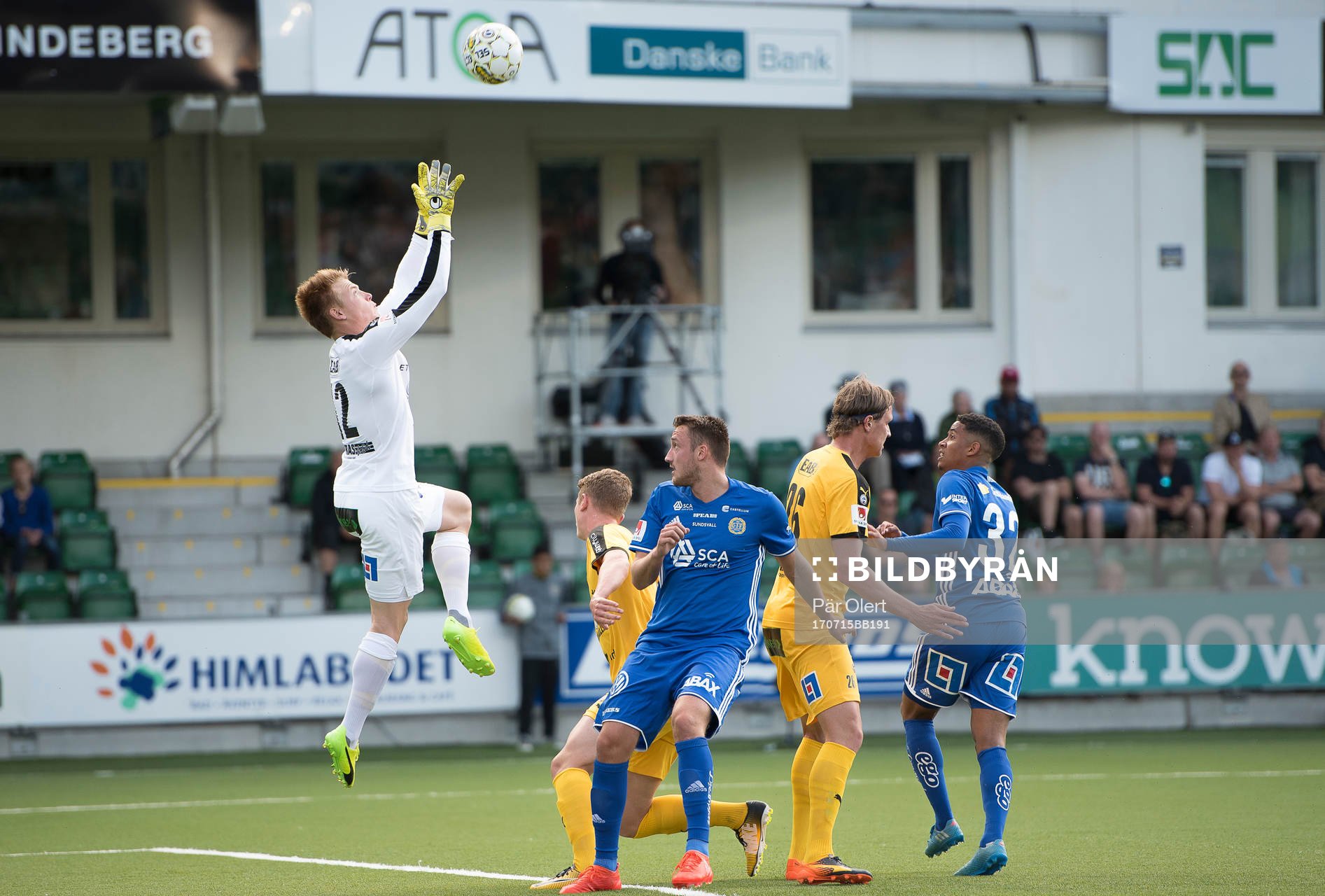 Halmstads målvakt Isak Pettersson räddar skott