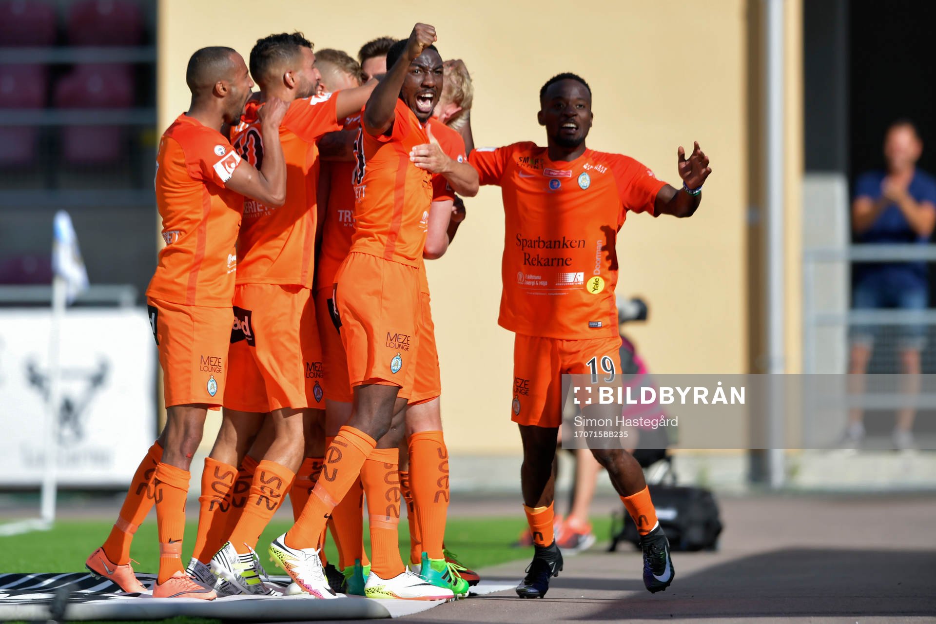 AFC Eskilstunas Ludvig Öhman jublar med lagkamrater