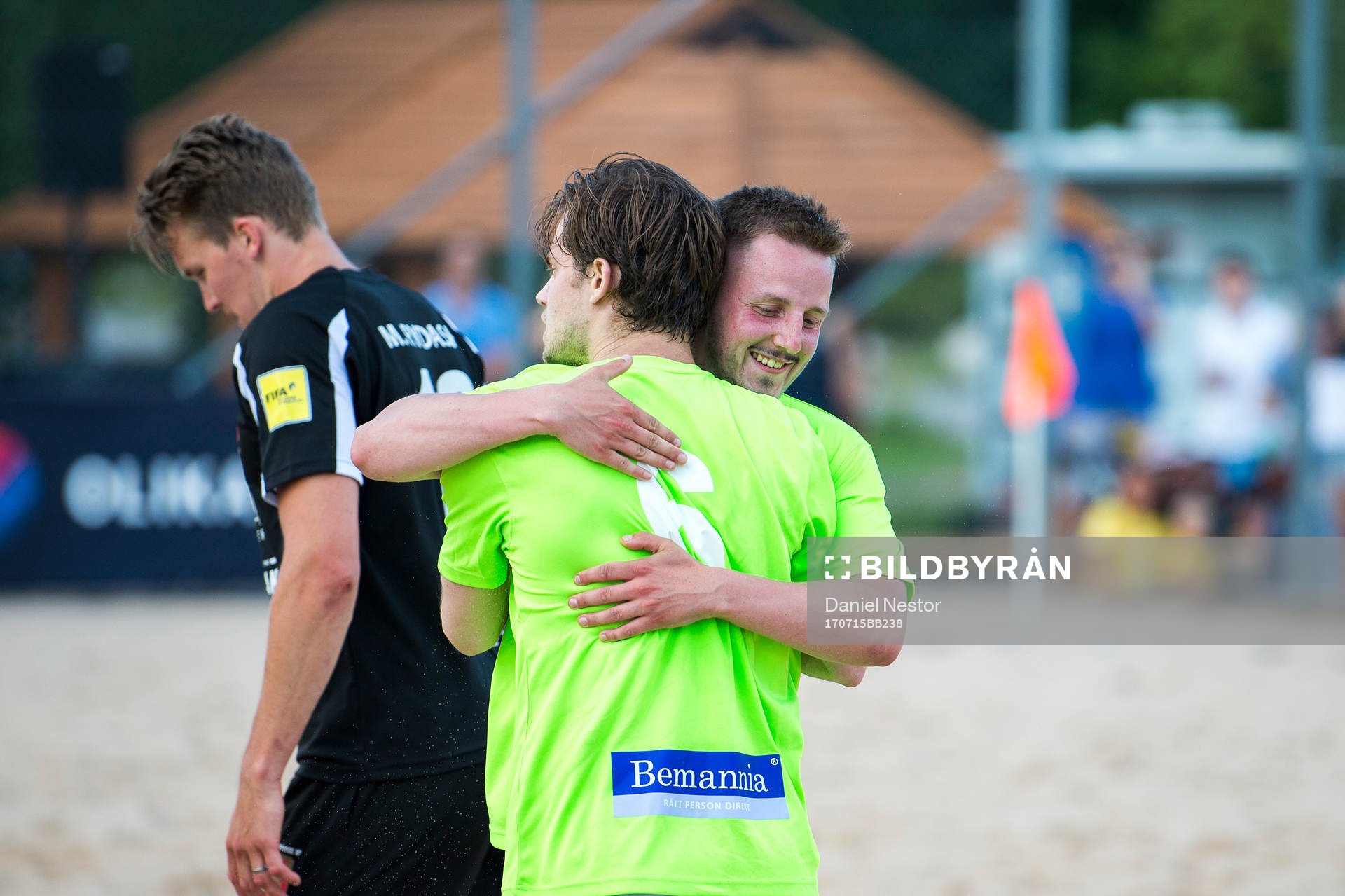 Bermannia FCs Jimmy Lie jublar med Bermannia FCs Oscar