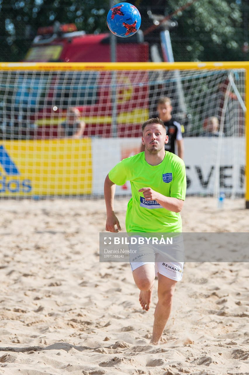Bermannia FCs Jimmy Lie jagar bollen