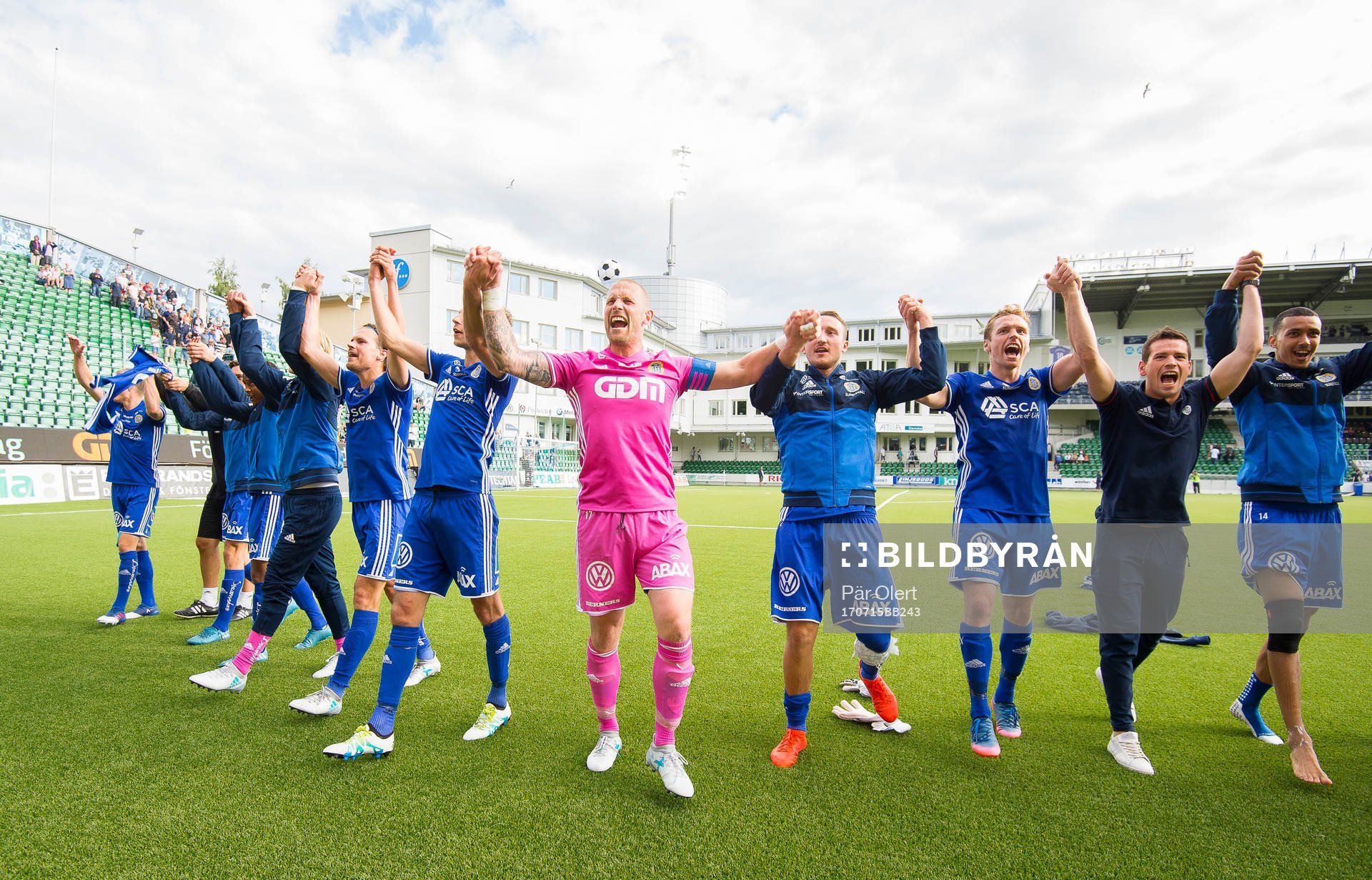 Sundsvalls spelare jublar efter seger med 1-0 under fotbollsmatchen i Allsvenskan mellan GIF Sundsvall och Halmstad den 15 Juli 2017 i Sundsvall.