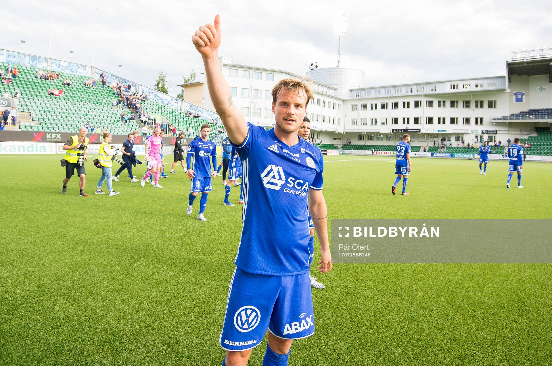 Sundsvalls Eric Larsson jublar efter seger med 1-0 under fotbollsmatchen i Allsvenskan mellan GIF Sundsvall och Halmstad den 15 Juli 2017 i Sundsvall.