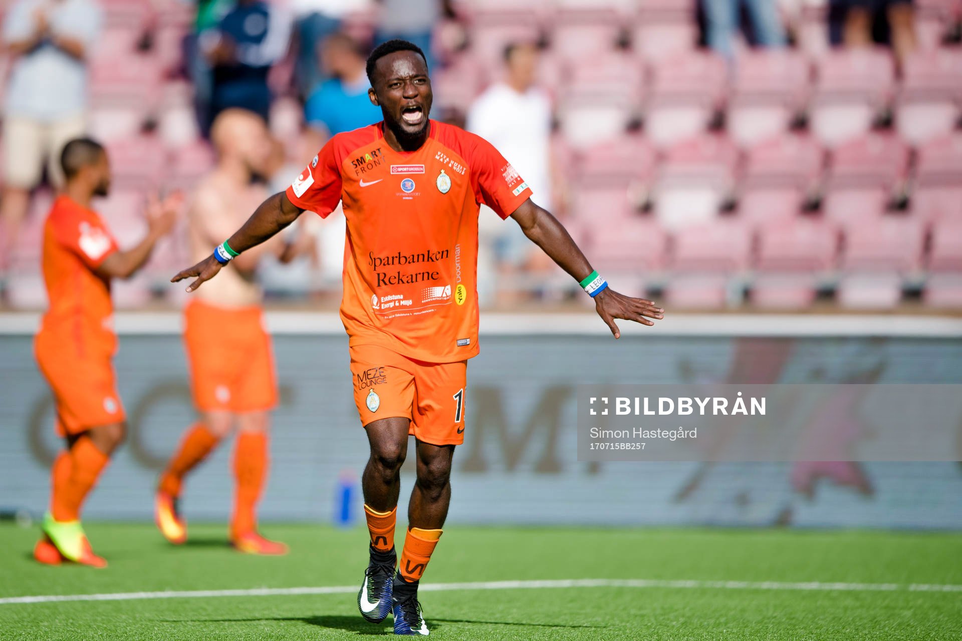 AFC Eskilstunas Buya Turay jublar