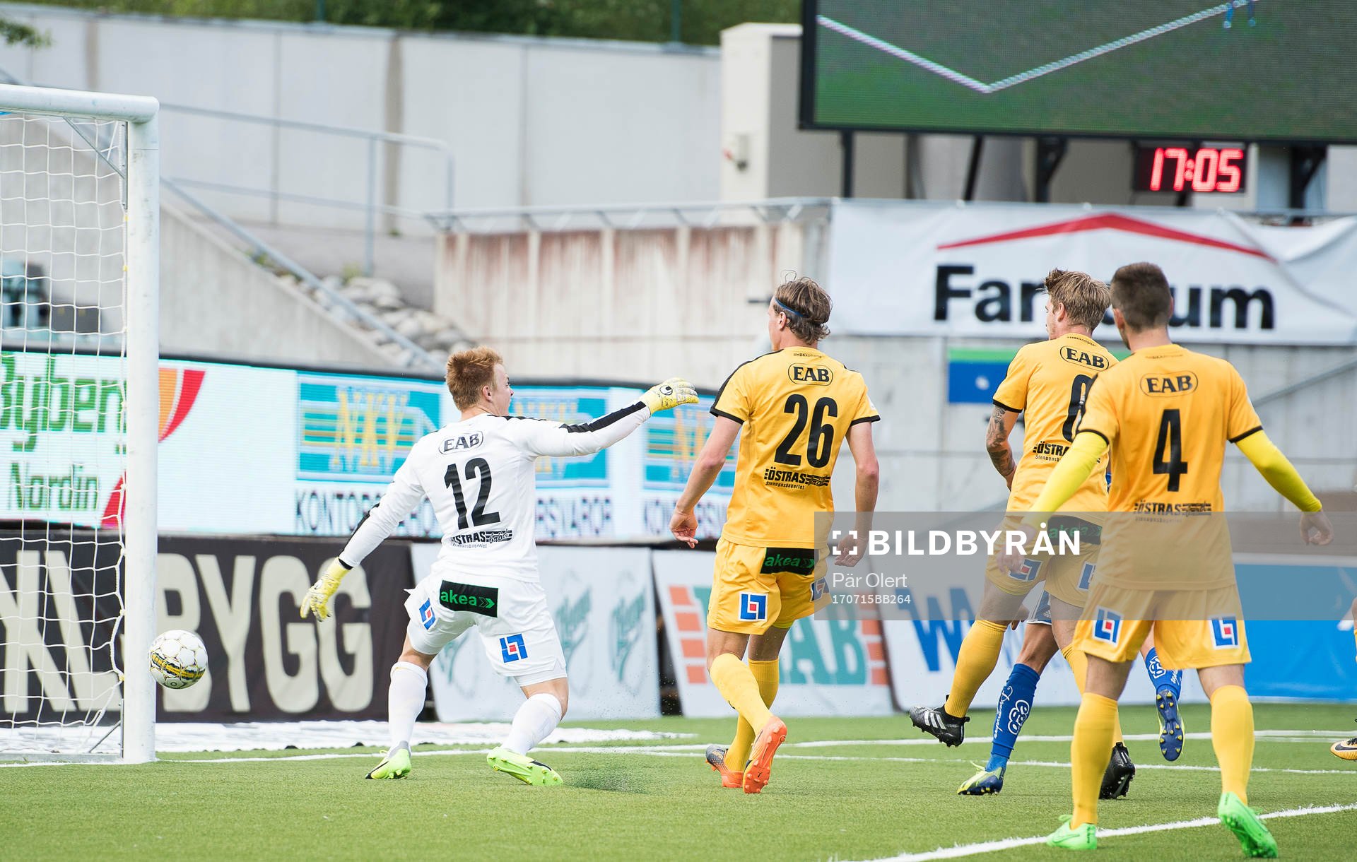 Halmstads målvakt Isak Pettersson släpper in 1-0 målet