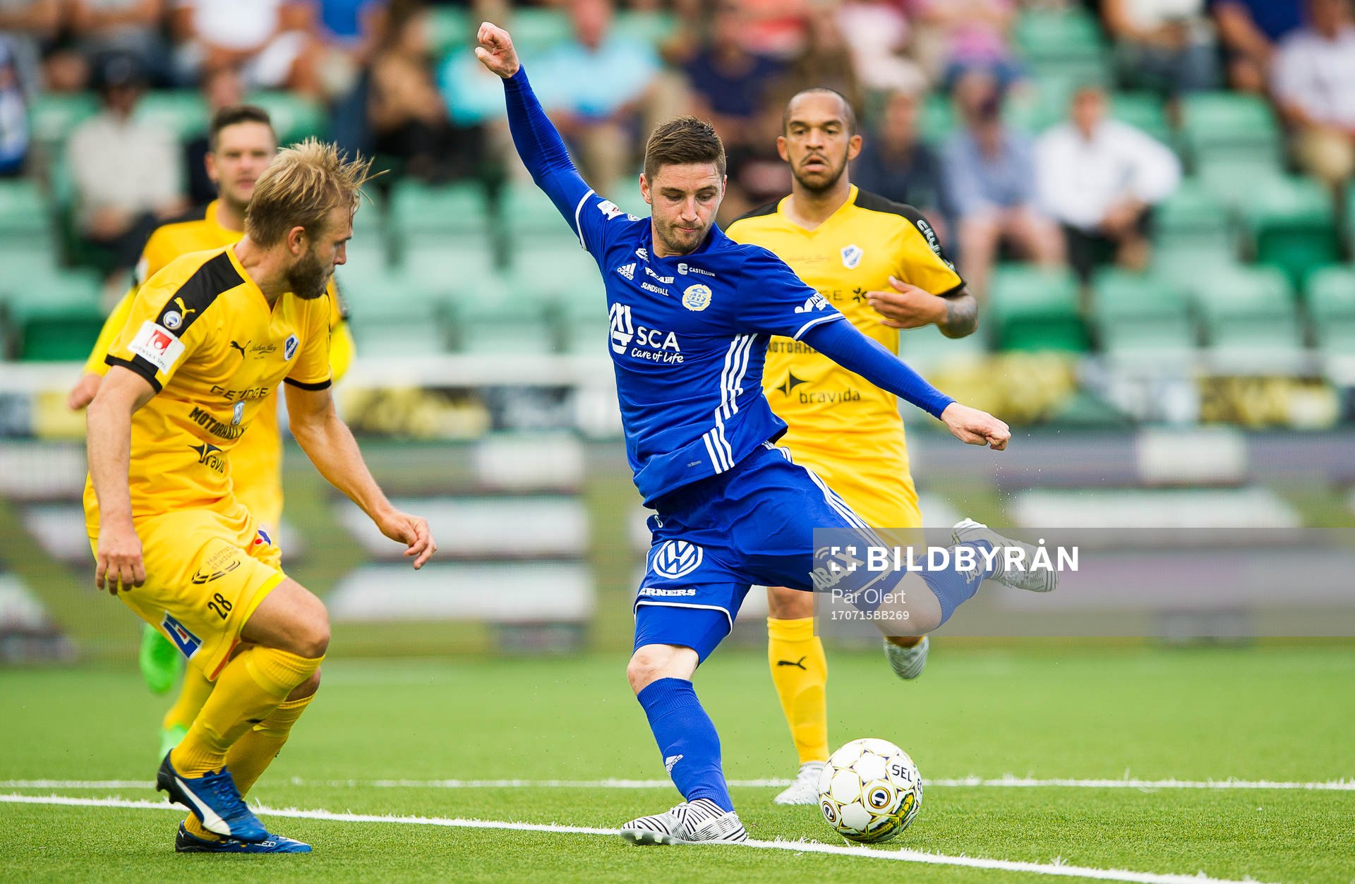 Sundsvalls Kristinn Freyr Sigurdsson testar skott, täcks