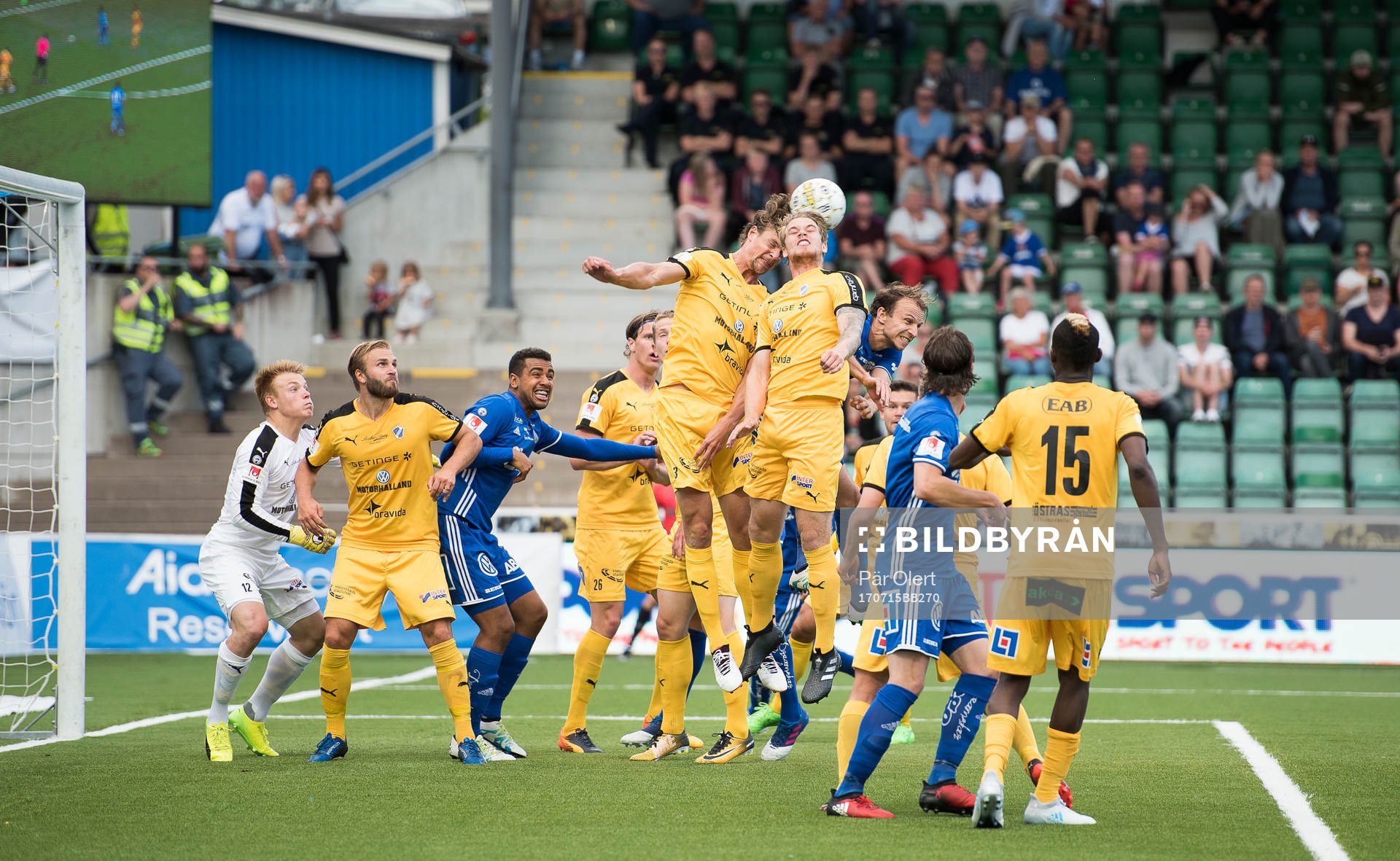 Halmstads Fredrik Liverstam nickar undan en hörna