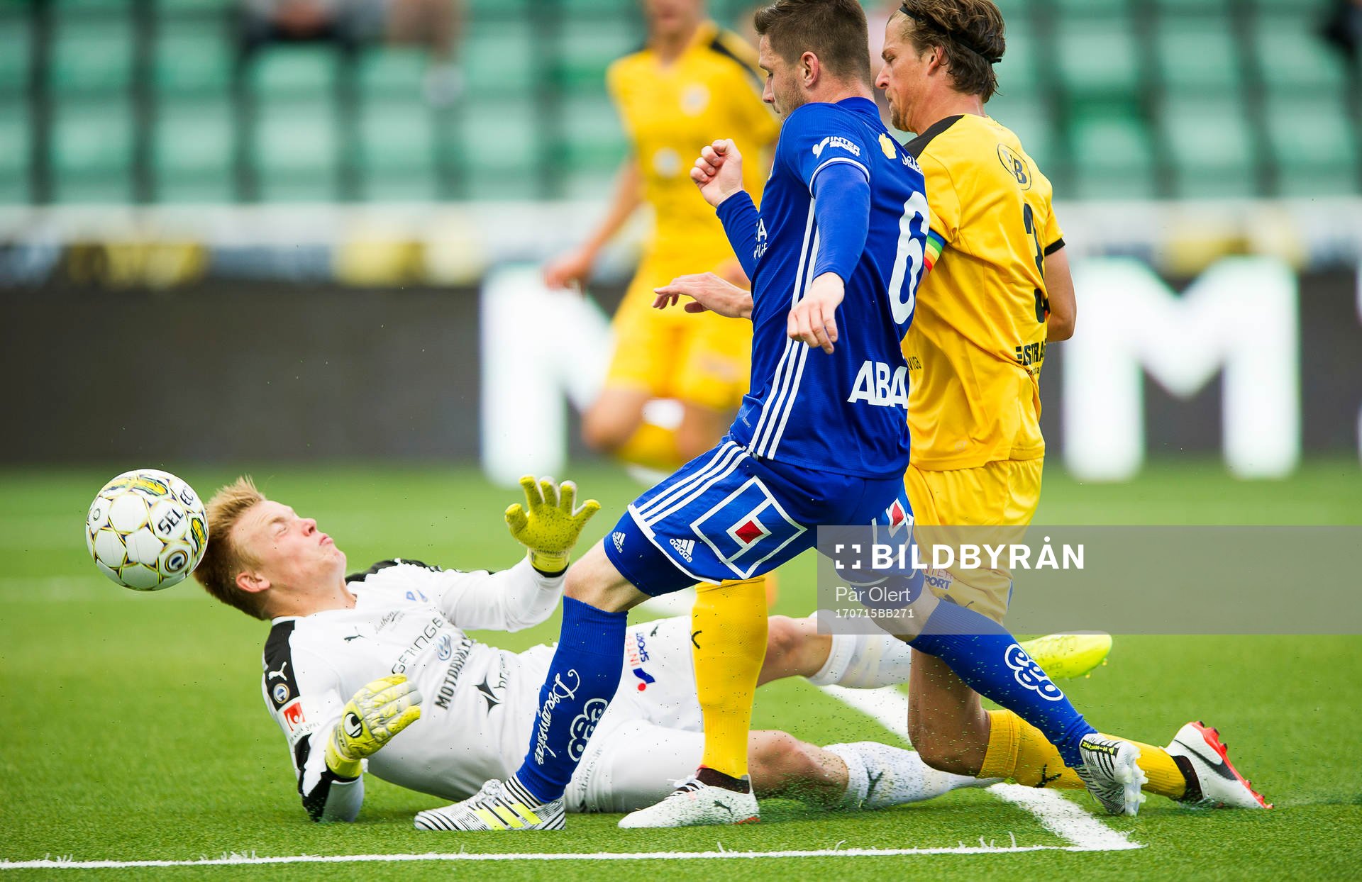 Halmstads målvakt Isak Pettersson räddar skott från