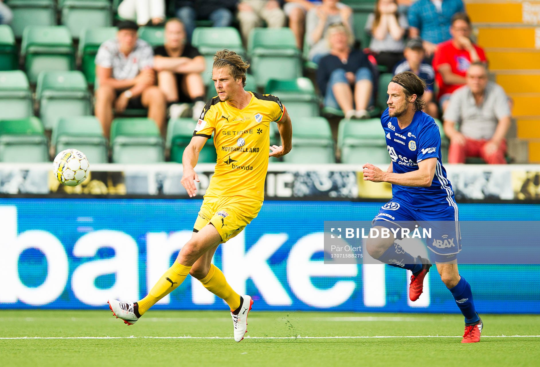 Halmstads Fredrik Liverstam jagas av Sundsvalls Linus