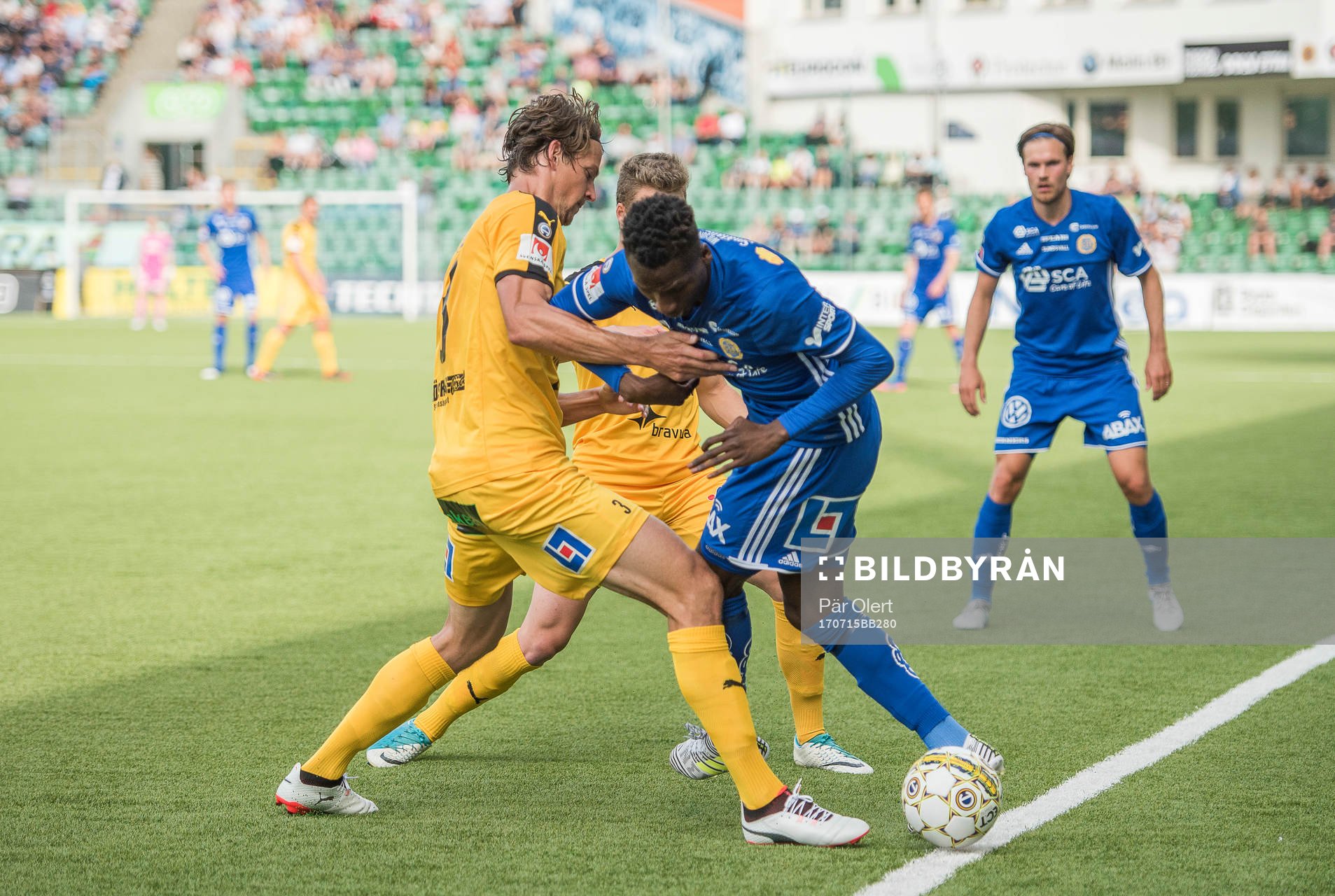 Sundsvalls Peter Wilson i närkamp mot Halmstads Fredrik Liverstam under fotbollsmatchen i Allsvenskan mellan GIF Sundsvall och Halmstad den 15 Juli 2017 i Sundsvall.