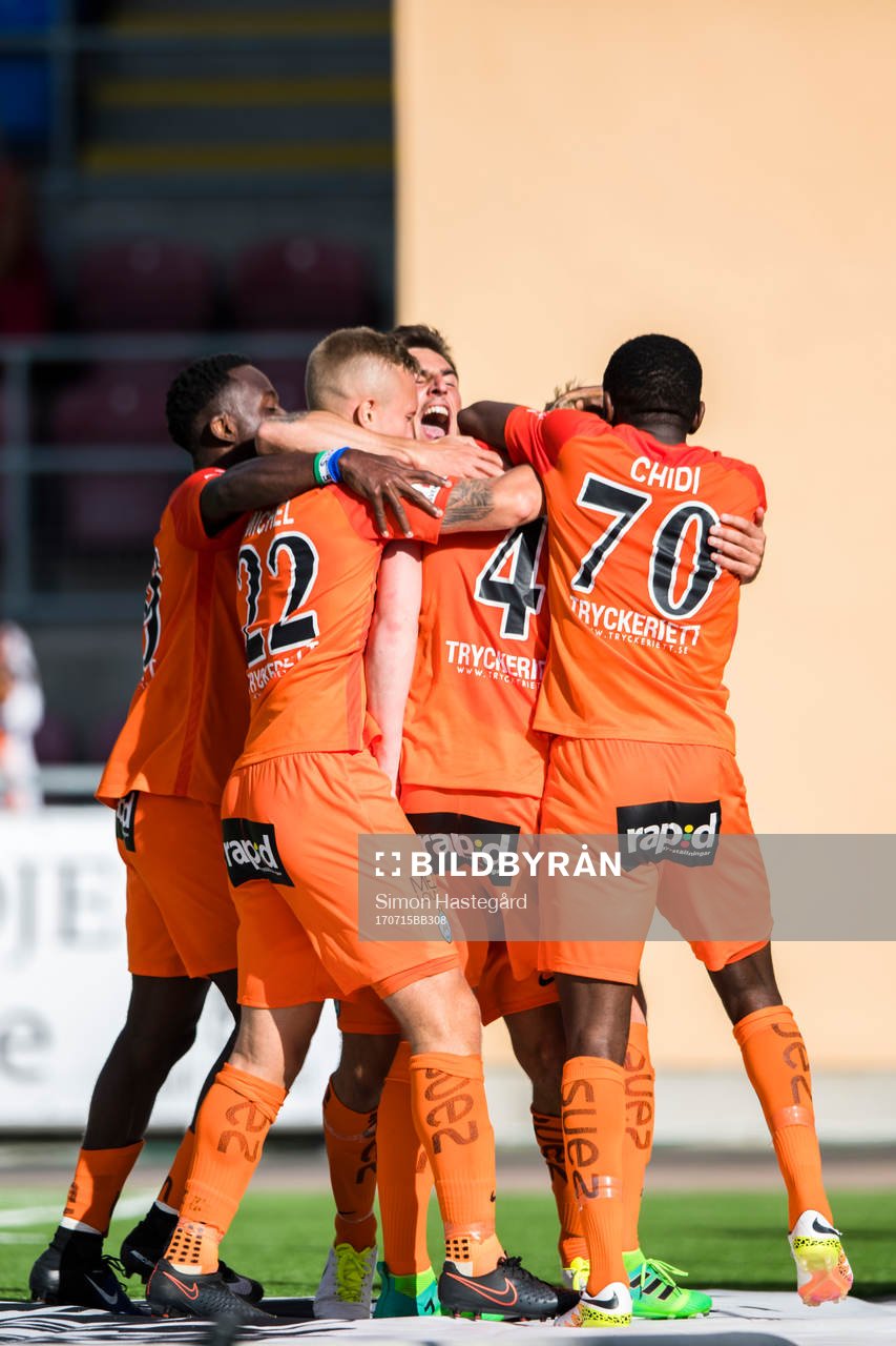 AFC Eskilstunas spelare jublar