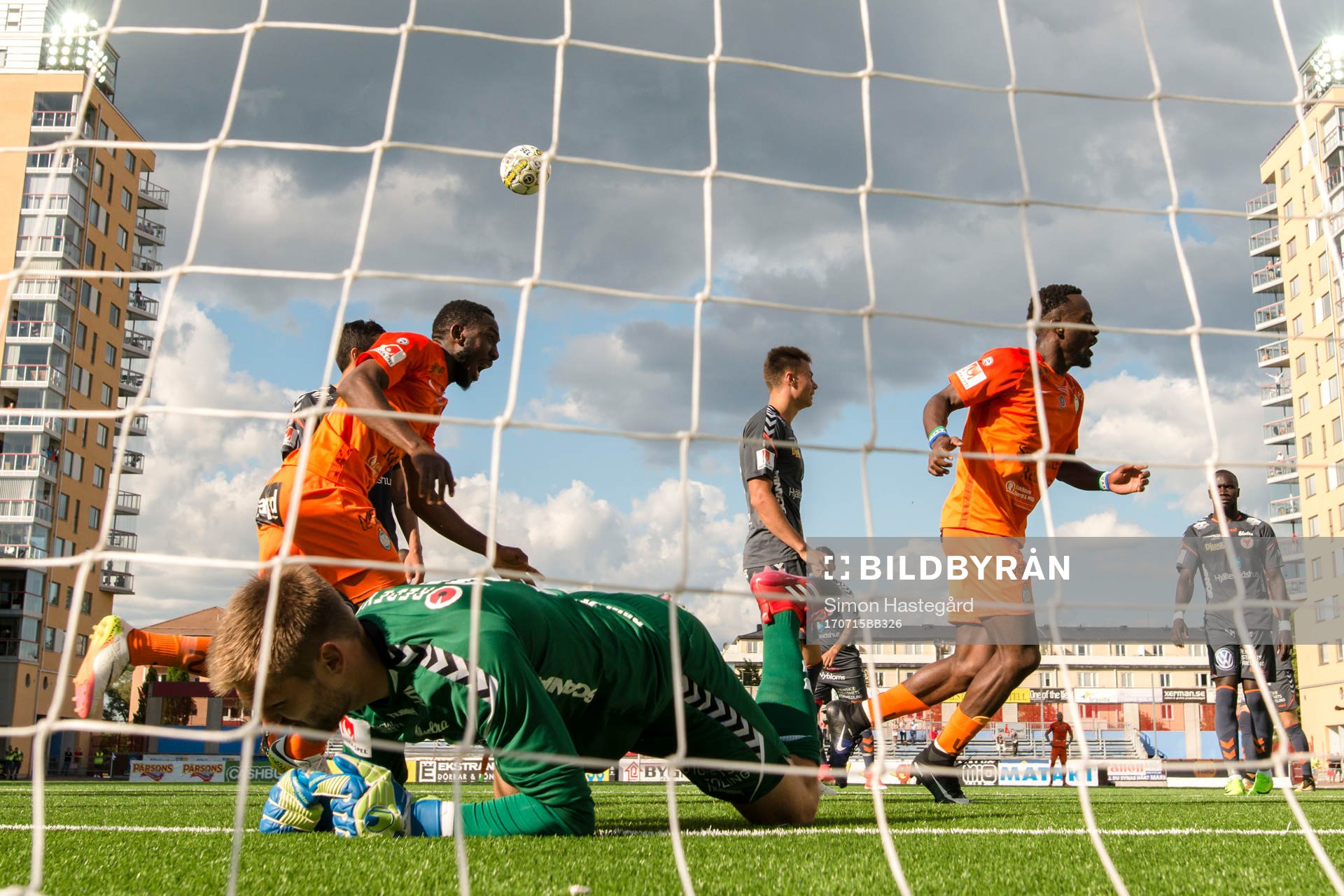 AFC Eskilstunas Chidi Omeje och Buya Turay jublar