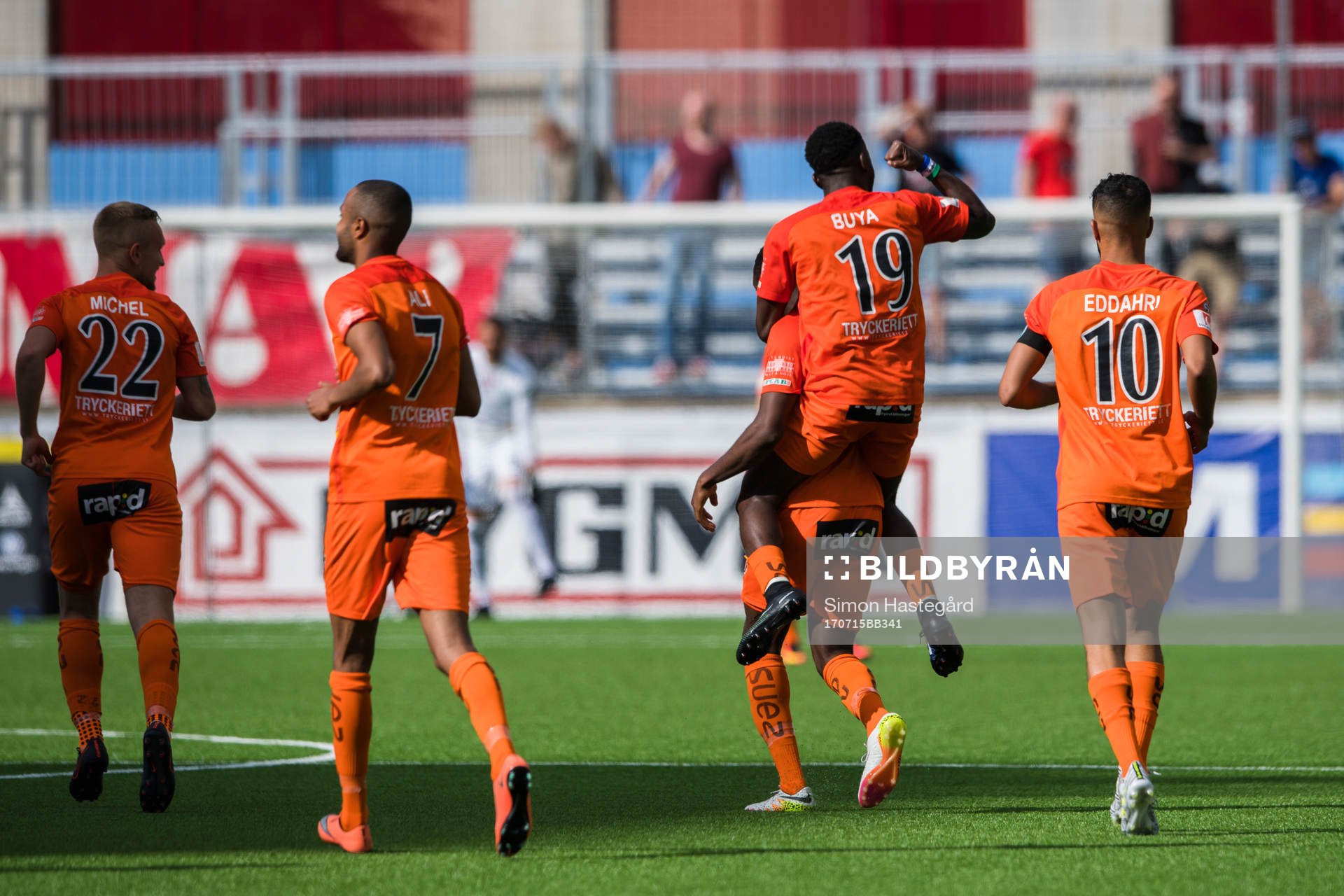 AFC Eskilstunas spelare jublar