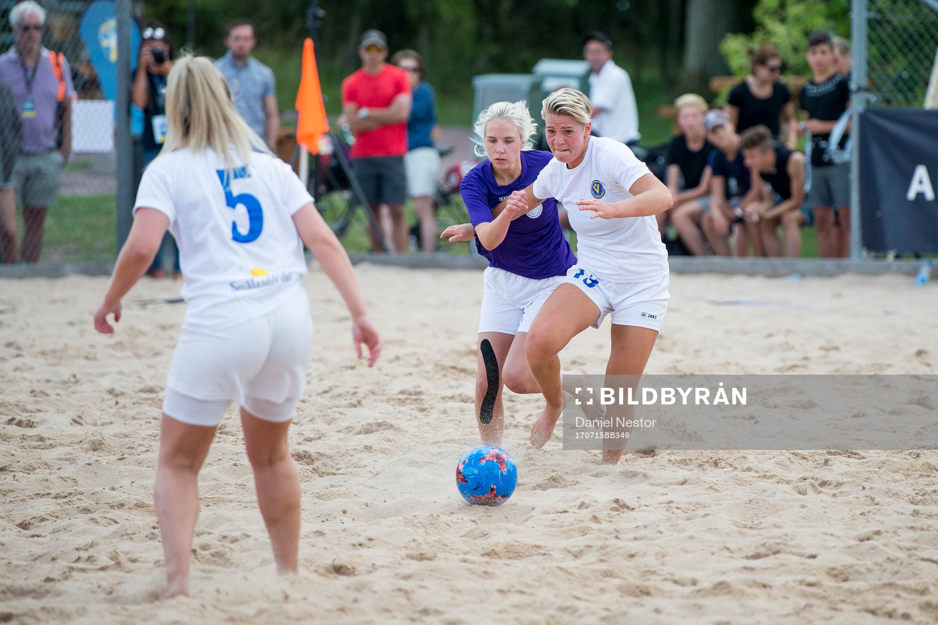 Vetlanda United IFs Ellen Sterner i kamp om bollen med
