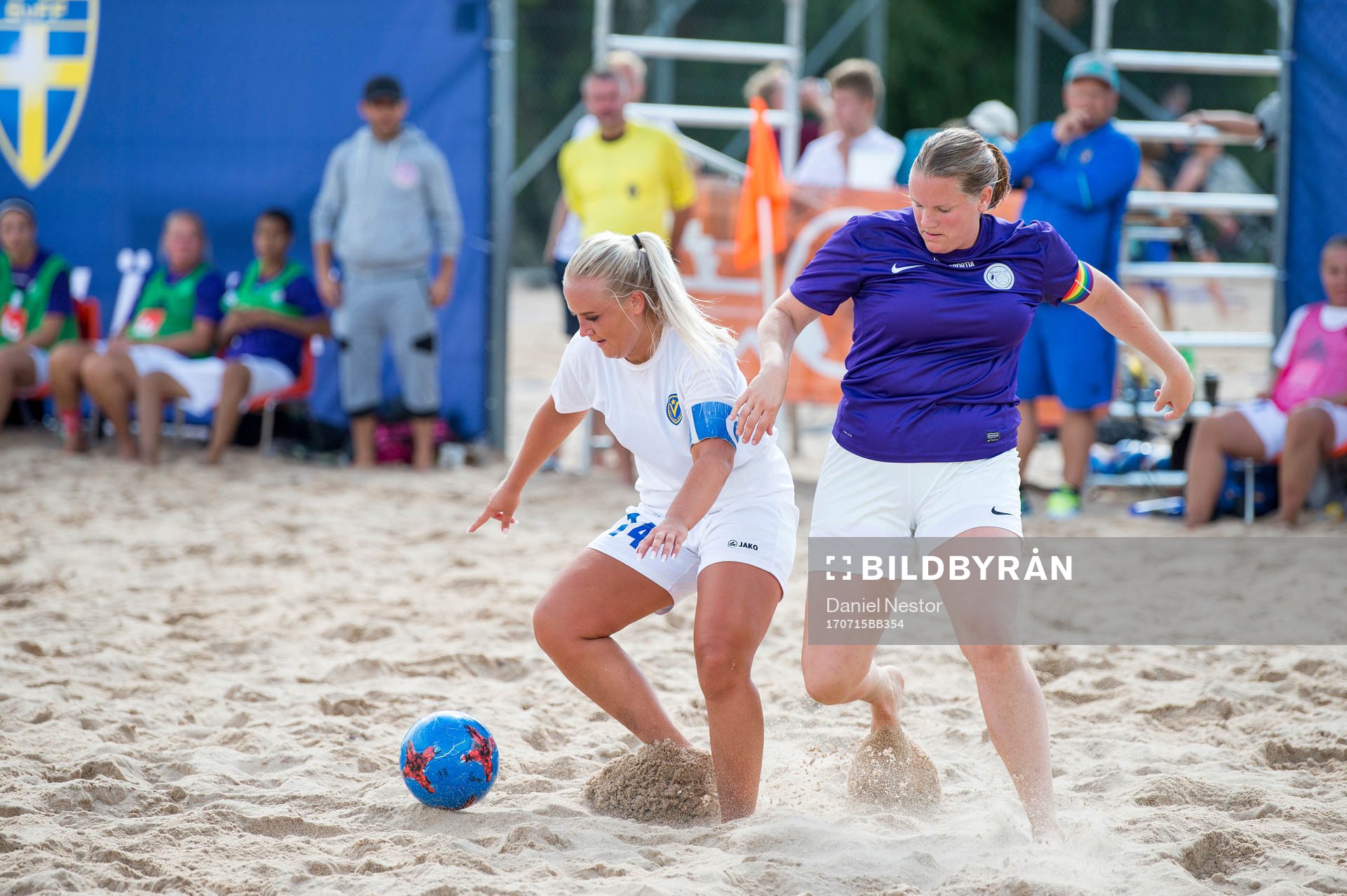 Vetlanda United IFs Matilda Falk i kamp om bollen med Beach