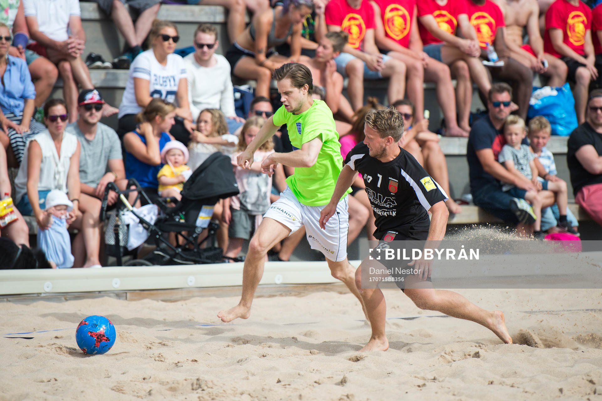 Bemannia FCs Oscar Lindblad i kamp om bollen med Glömminge