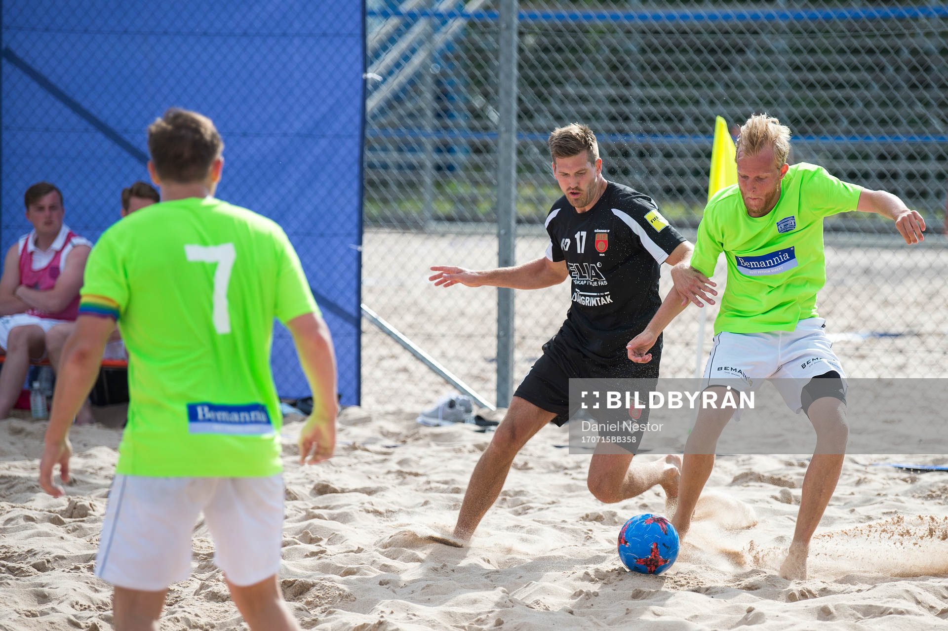 Glömminge IFs Daniel Serell i kamp om bollen med Bemannia