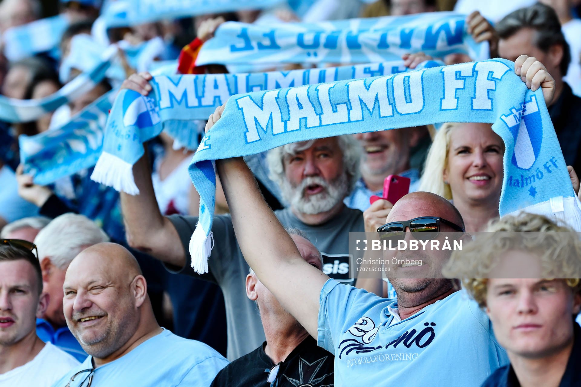 Supportrar till Malmö FF håller upp halsdukar