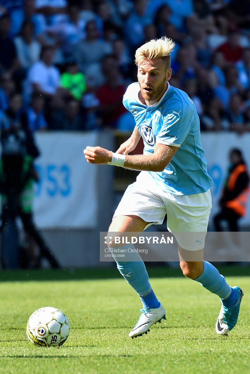 Malmö FFs Rasmus Bengtsson driver bollen framåt