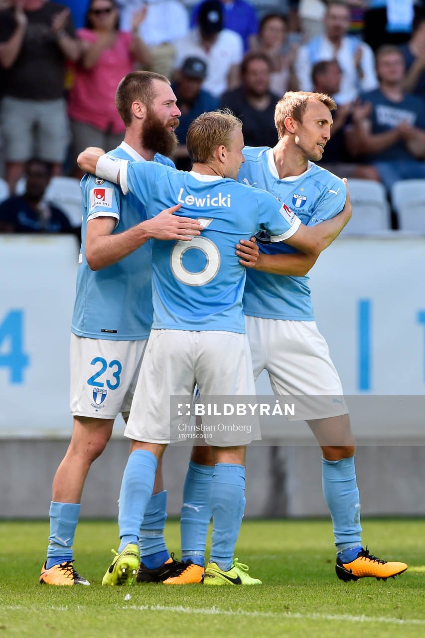 Malmö FFs Jo Inge Berget jublar med Oscar Lewicki och