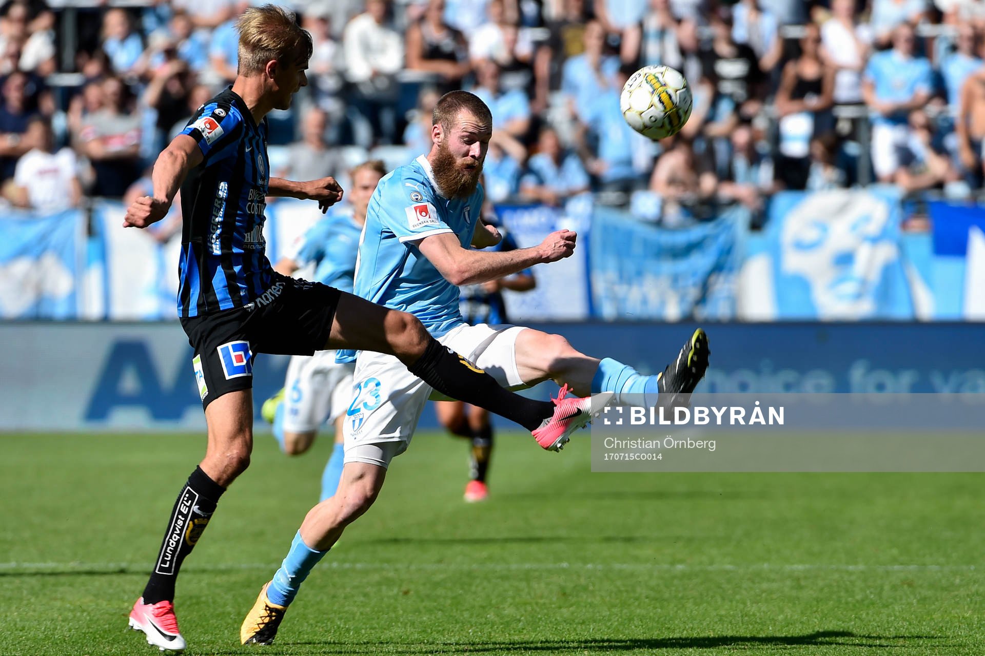 Sirius Oscar Pehrsson och Malmö FFs Jo Inge Berget i kamp