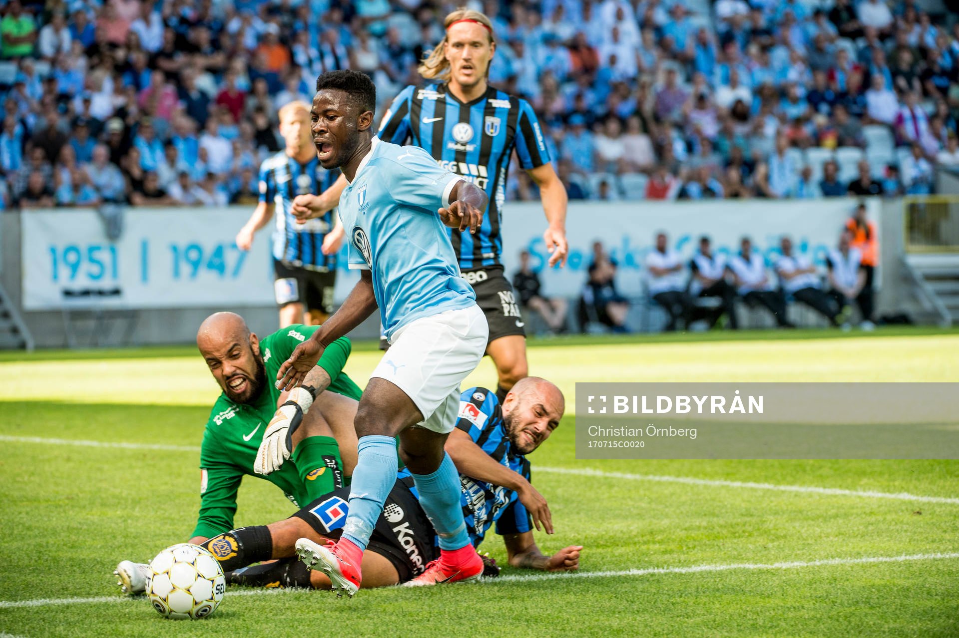Sirius målvakt Joshua Wicks och Karl Larson mot Malmö FFs