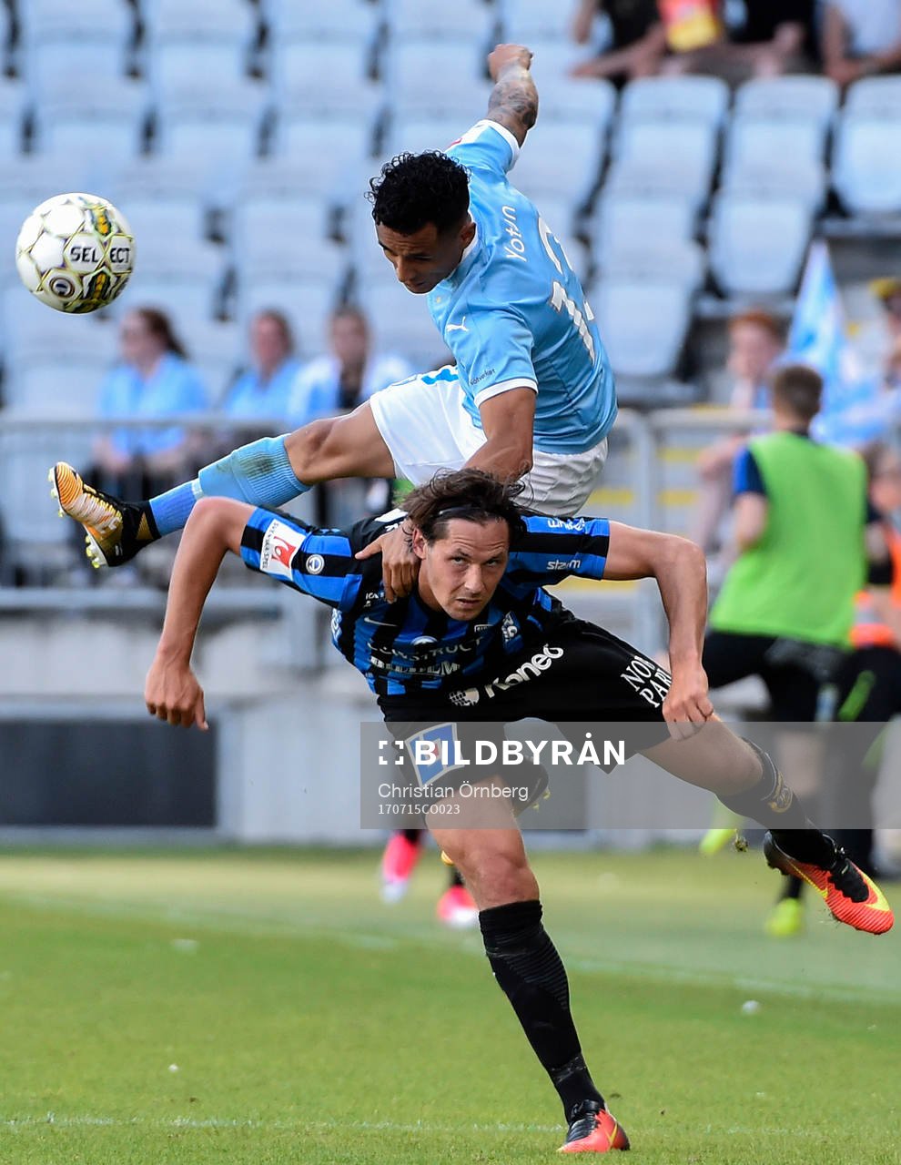 Malmö FFs Yoshimar Yotún i nickduell med Sirius Philip Haglund under fotbollsmatchen i Allsvenskan mellan Malmö FF och Sirius den 15 juli 2017 i Malmö.