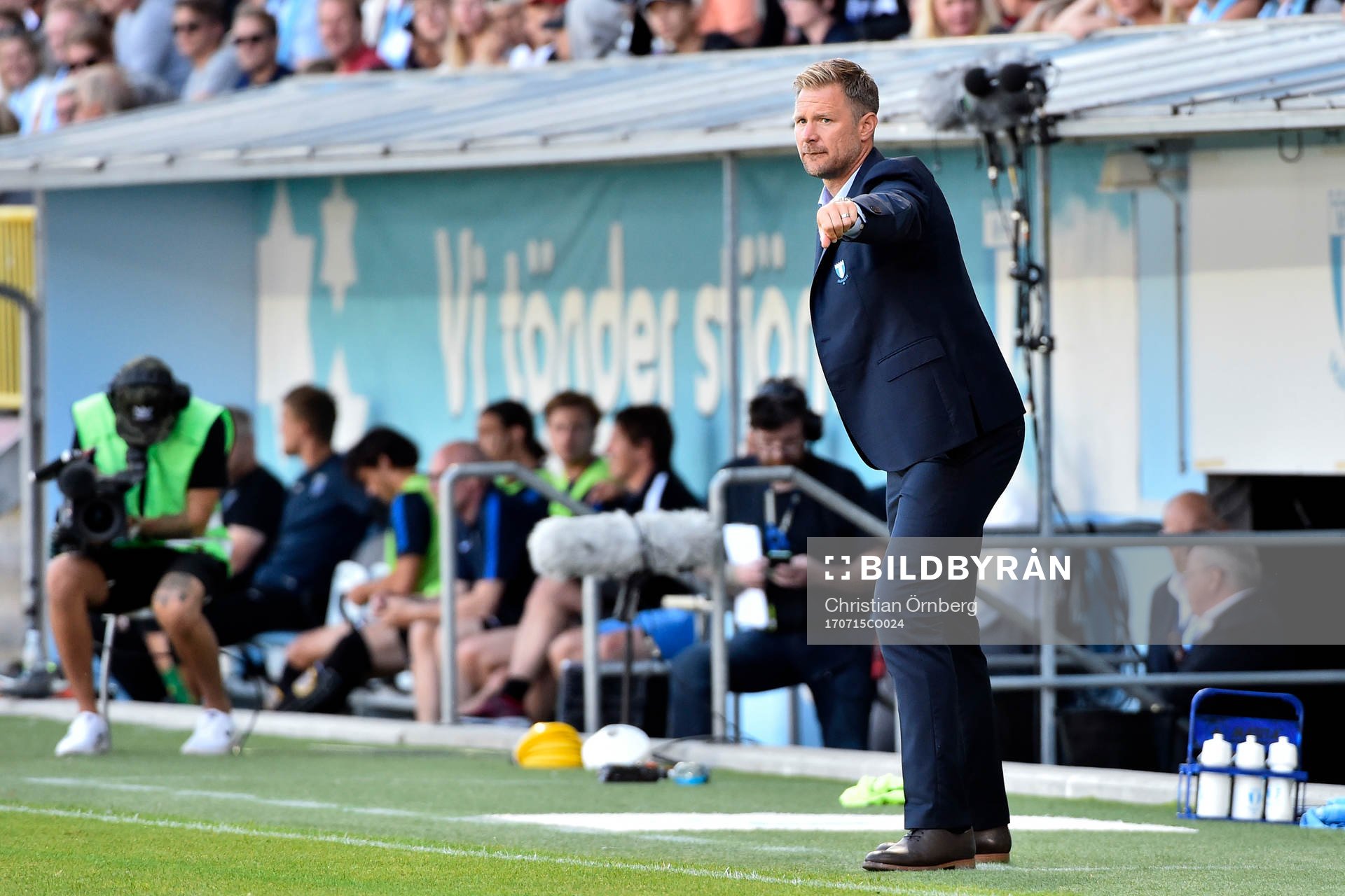 Malmö FFs tränare Magnus Pehrsson gestikulerar