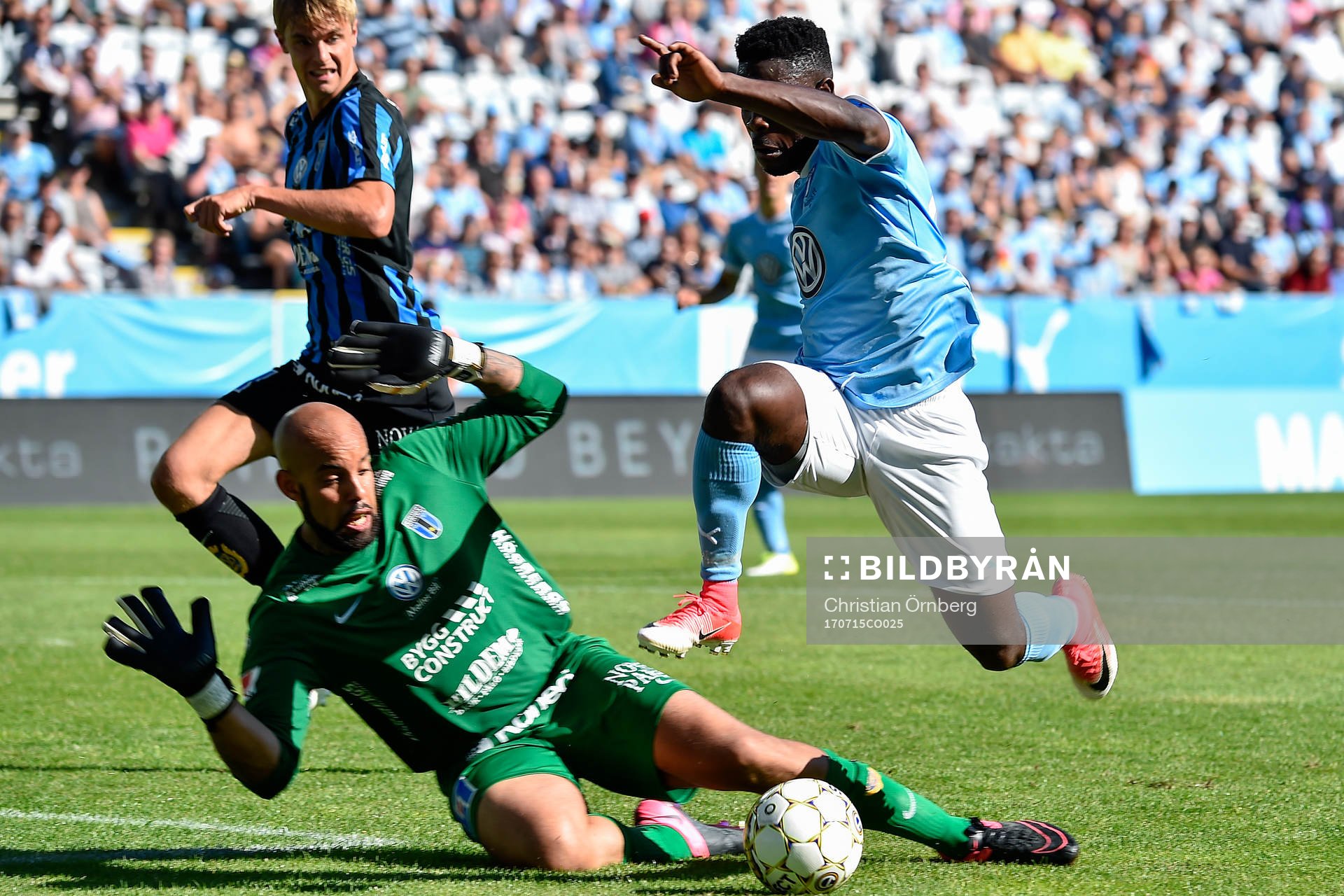 Malmö FFs Kingsley Sarfo och Sirius målvakt Joshua Wicks