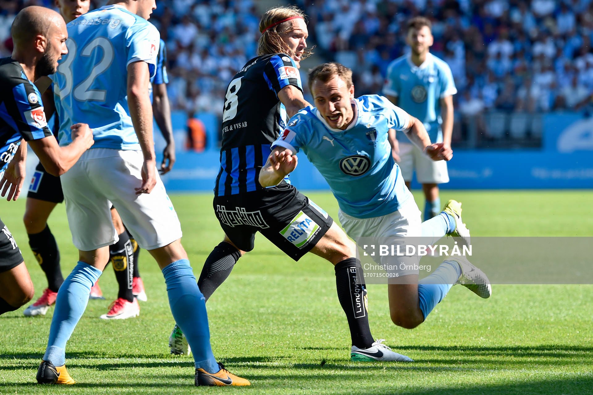 Sirius Kim Skoglund i närkamp med Malmö FFs Magnus Wolff Eikrem under fotbollsmatchen i Allsvenskan mellan Malmö FF och Sirius den 15 juli 2017 i Malmö.