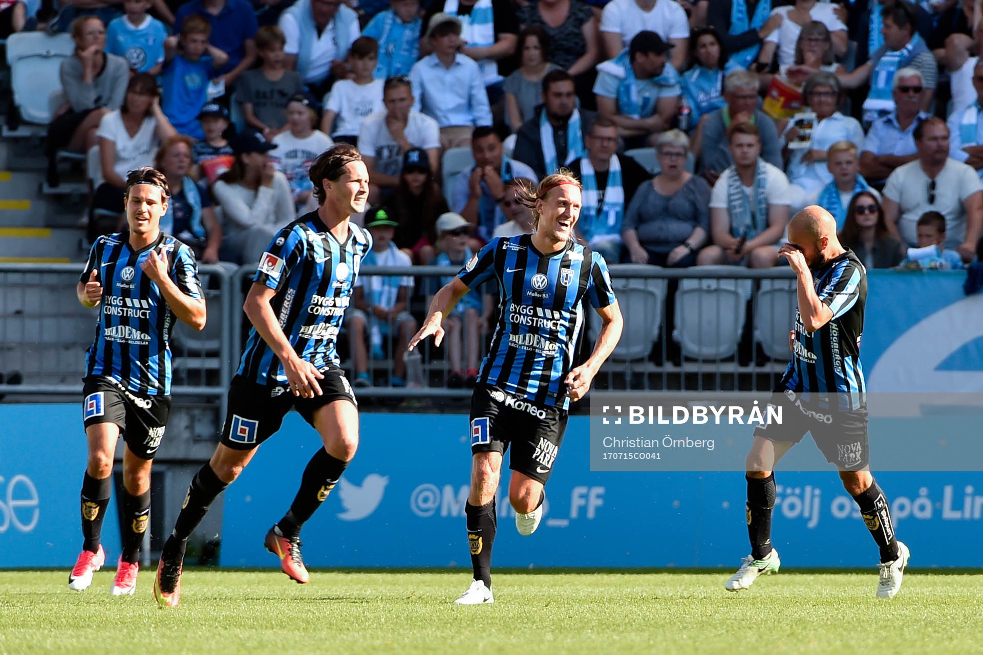 a från vänster) jublar med lagkamrater