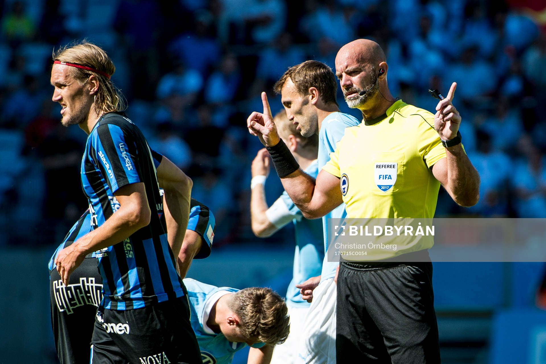 Sirius Kim Skoglund och domare Stefan Johannesson