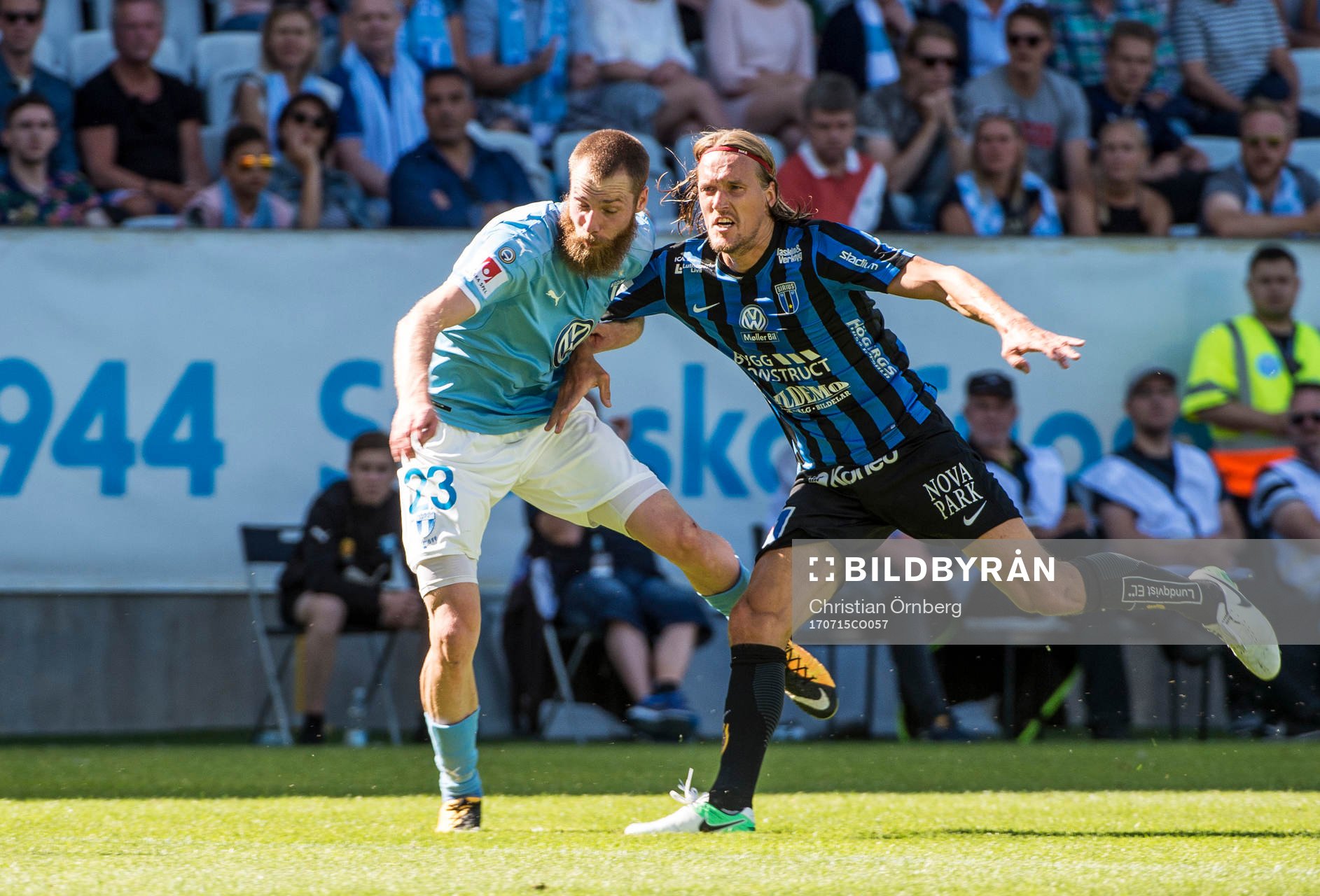 Sirius Kim Skoglund trycker till Malmö FFs Jo Inge Berget