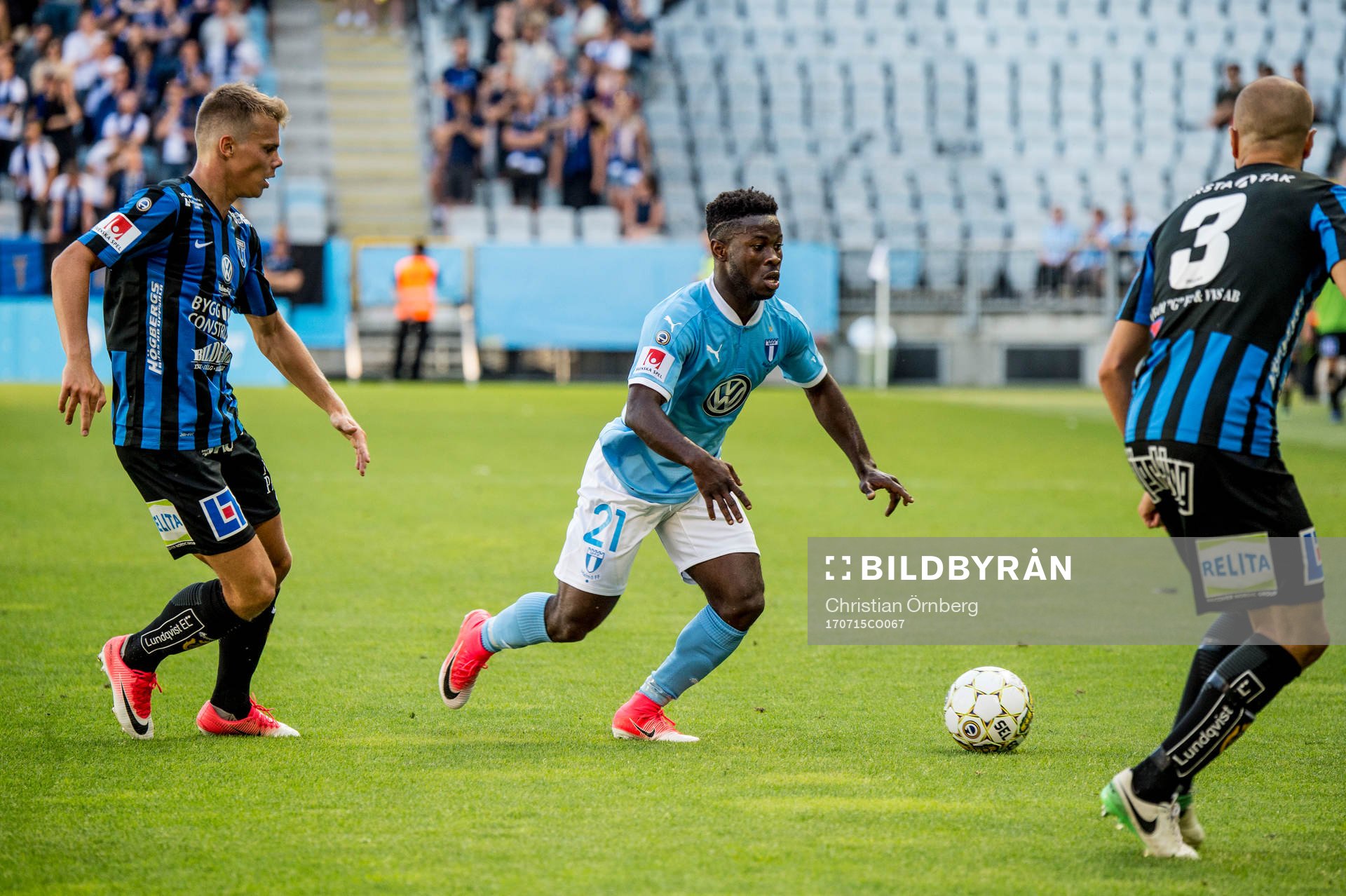 Malmö FFs Kingsley Sarfo mot Sirius Elias Andersson och