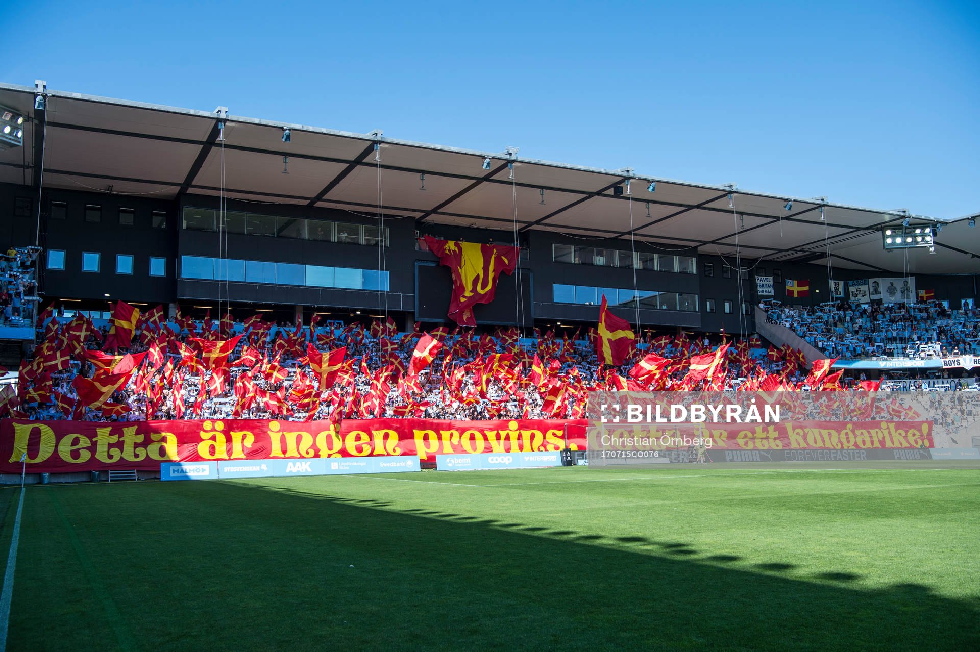 Malmö FFs supportrars tifo innan fotbollsmatchen i