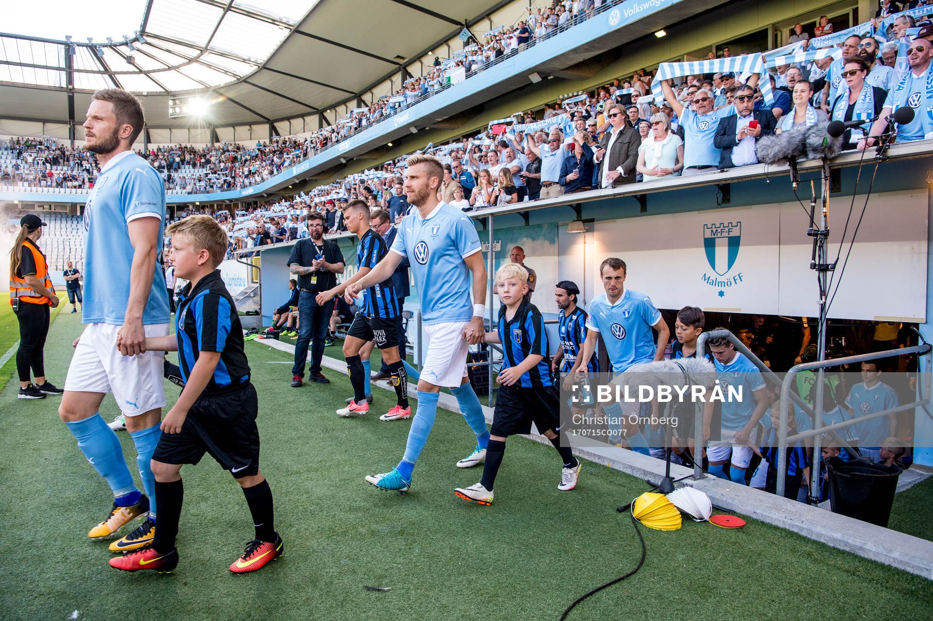 Malmö FFs Rasmus Bengtsson kommer in på plan
