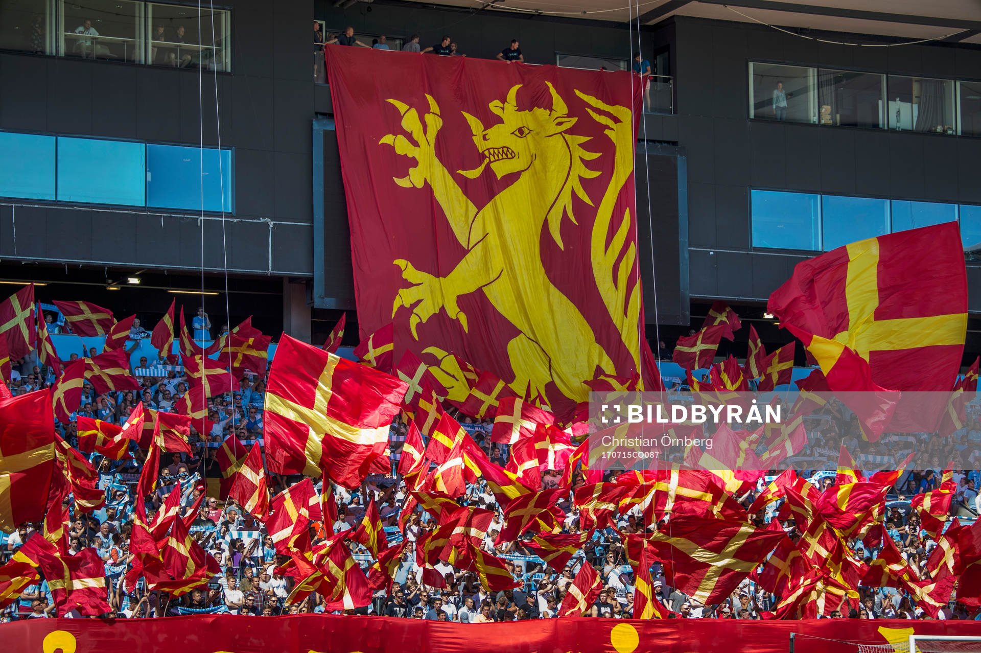 Malmö FFs supportrar tifo innan fotbollsmatchen i