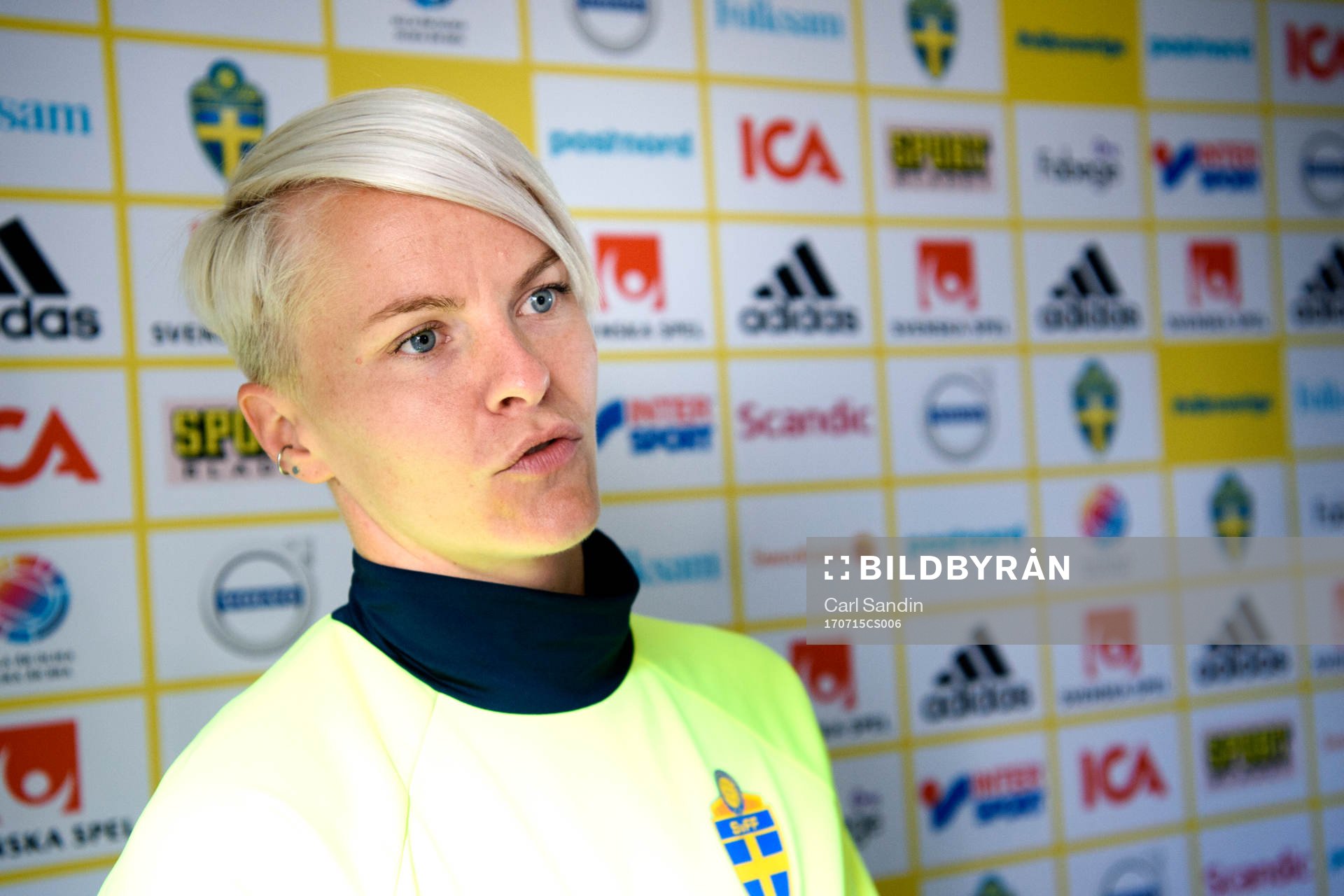 Nilla Fischer blir intervjuad innan en träning med det