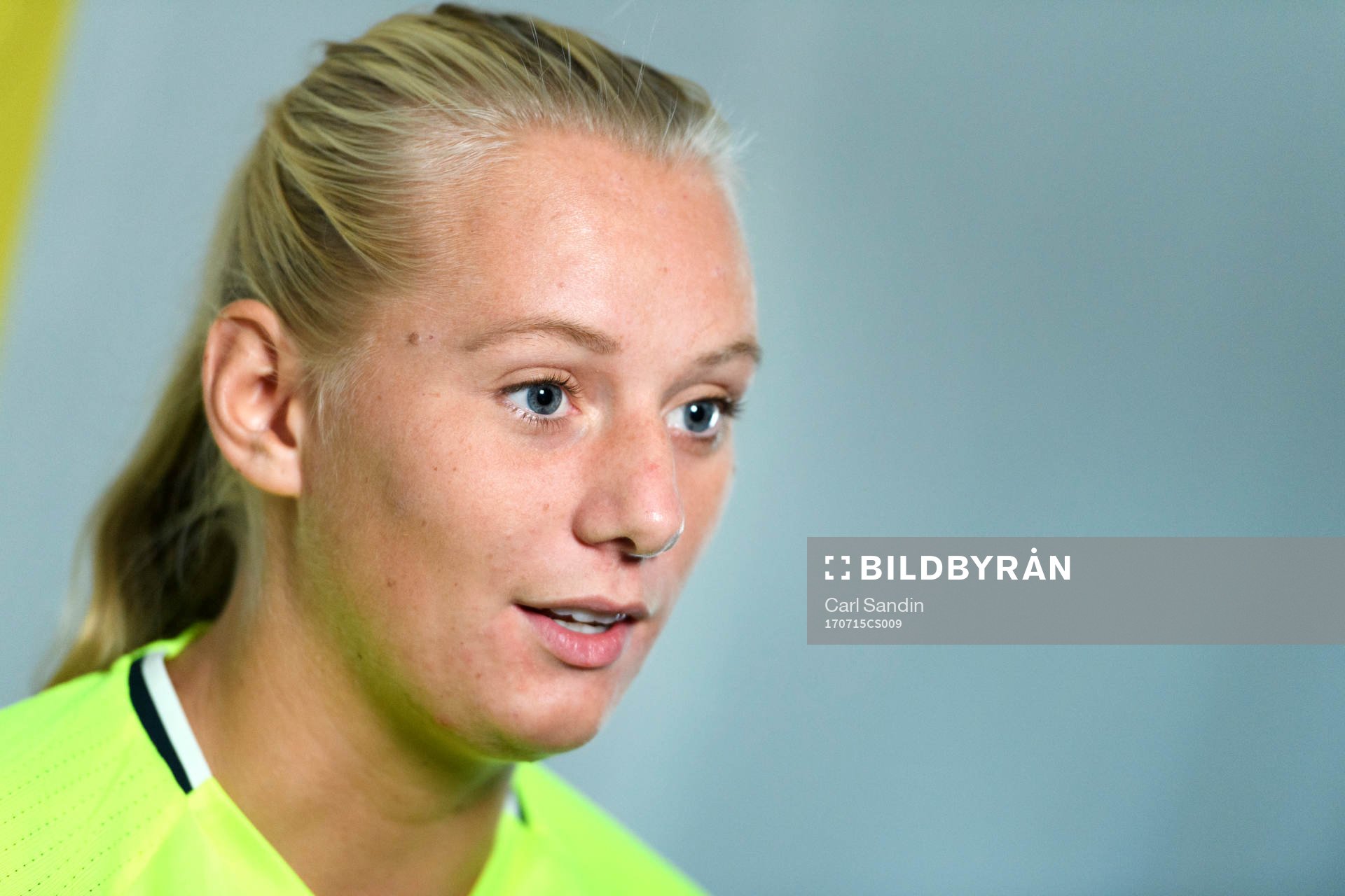 Stina Blackstenius blir intervjuad innan en träning med