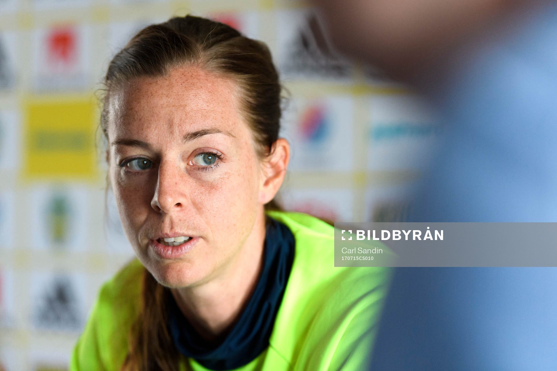 Lotta Schelin blir intervjuad innan en träning med det